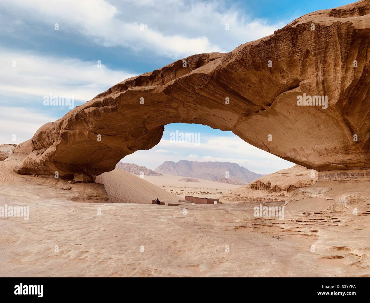 Felsenbogen in der nördlichen Wüste von wadi Rum Stockfoto