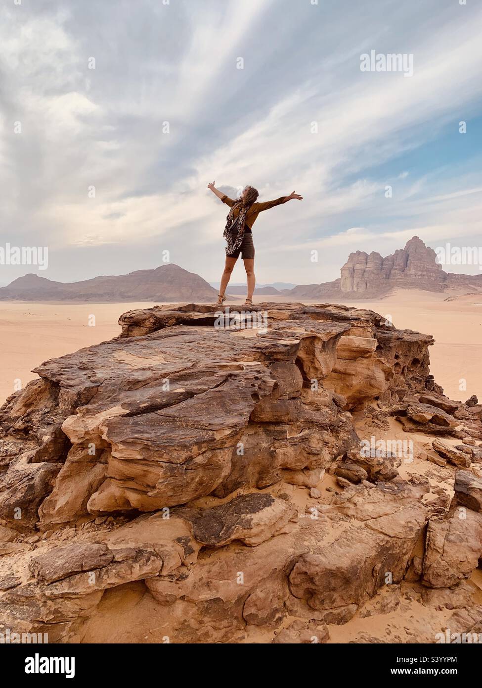 Frau mit erhobenen Armen in den Himmel in wadi Rum Jordan Stockfoto