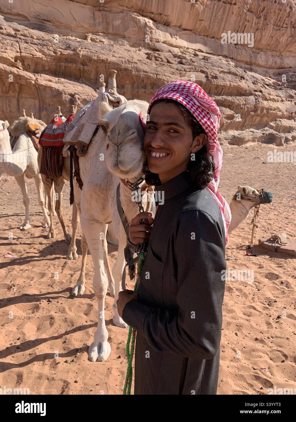 Beduine mit Kamel in der wadi Rum Wüste Stockfoto