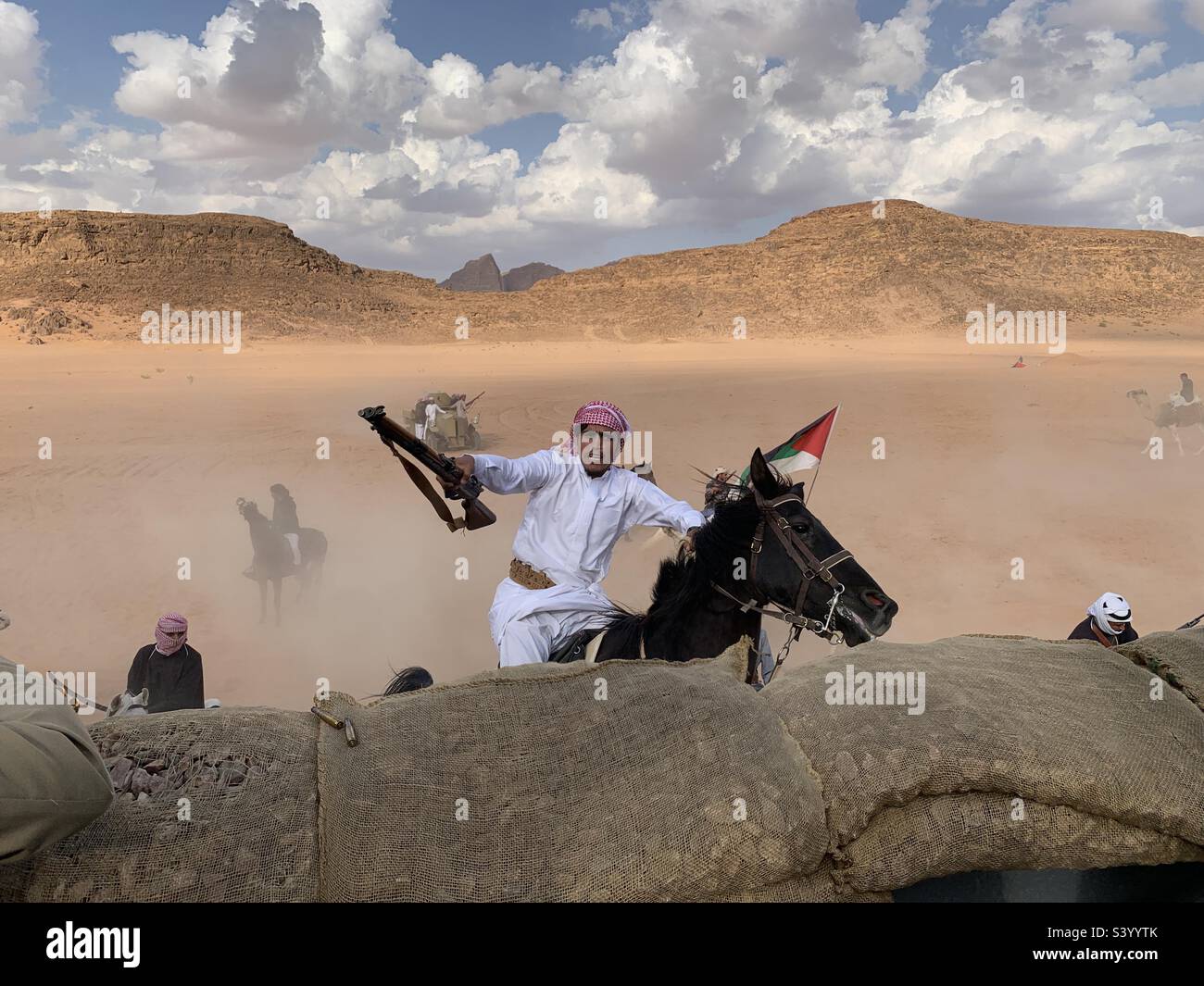Mann auf dem Pferderücken in wadi Rum Jordan Stockfoto