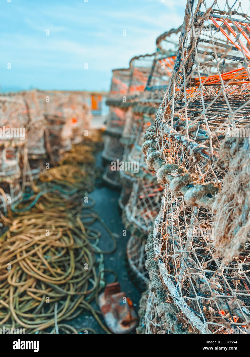 Krabbentöpfe, Seile und Angelausrüstung am Kai von Mudeford in Dorset, Großbritannien - Smartphone-aufgenommenes Stockfoto