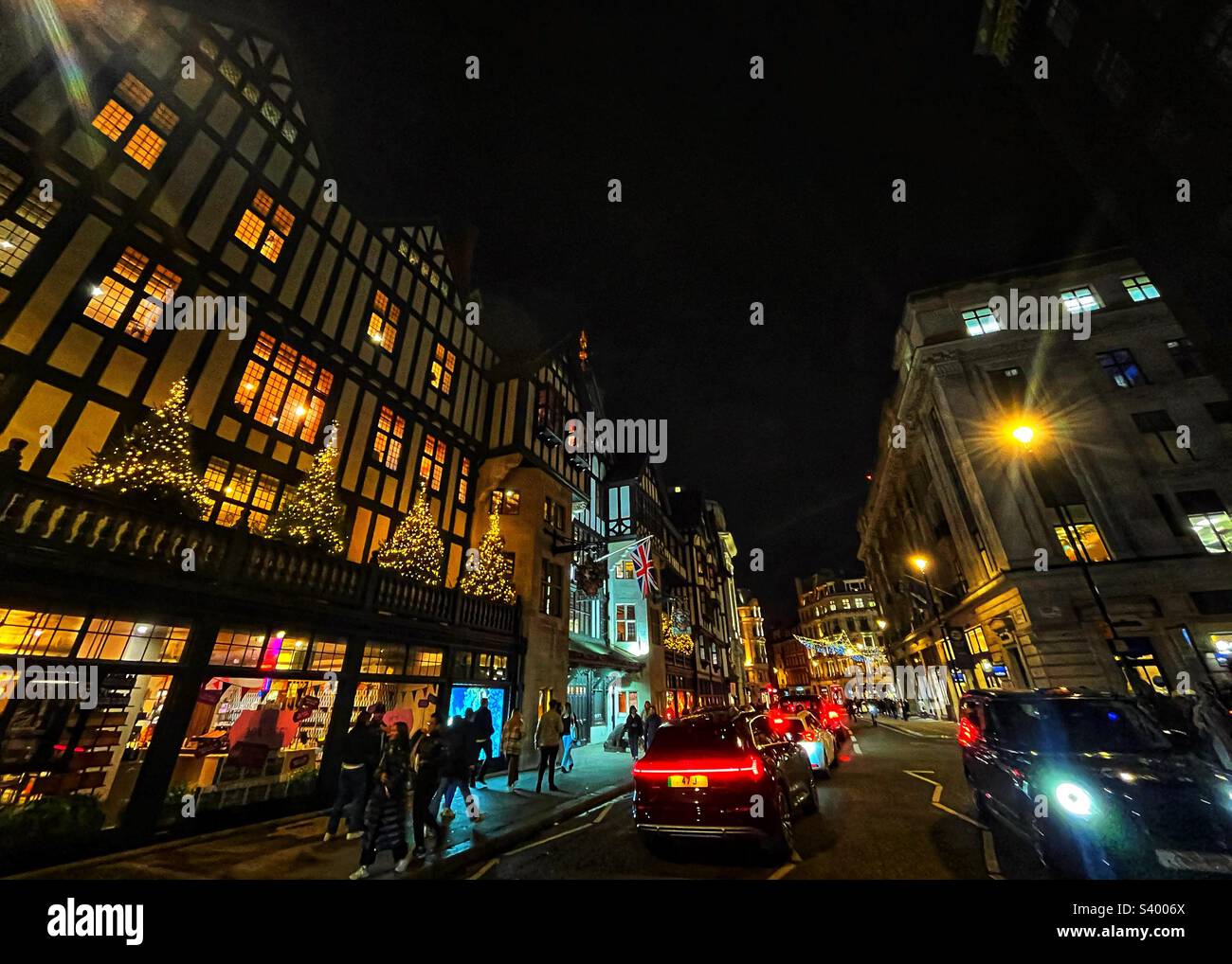 Liberty Store bei Nacht Lichter in der Soho Street London mit Weihnachtsbäumen Stockfoto