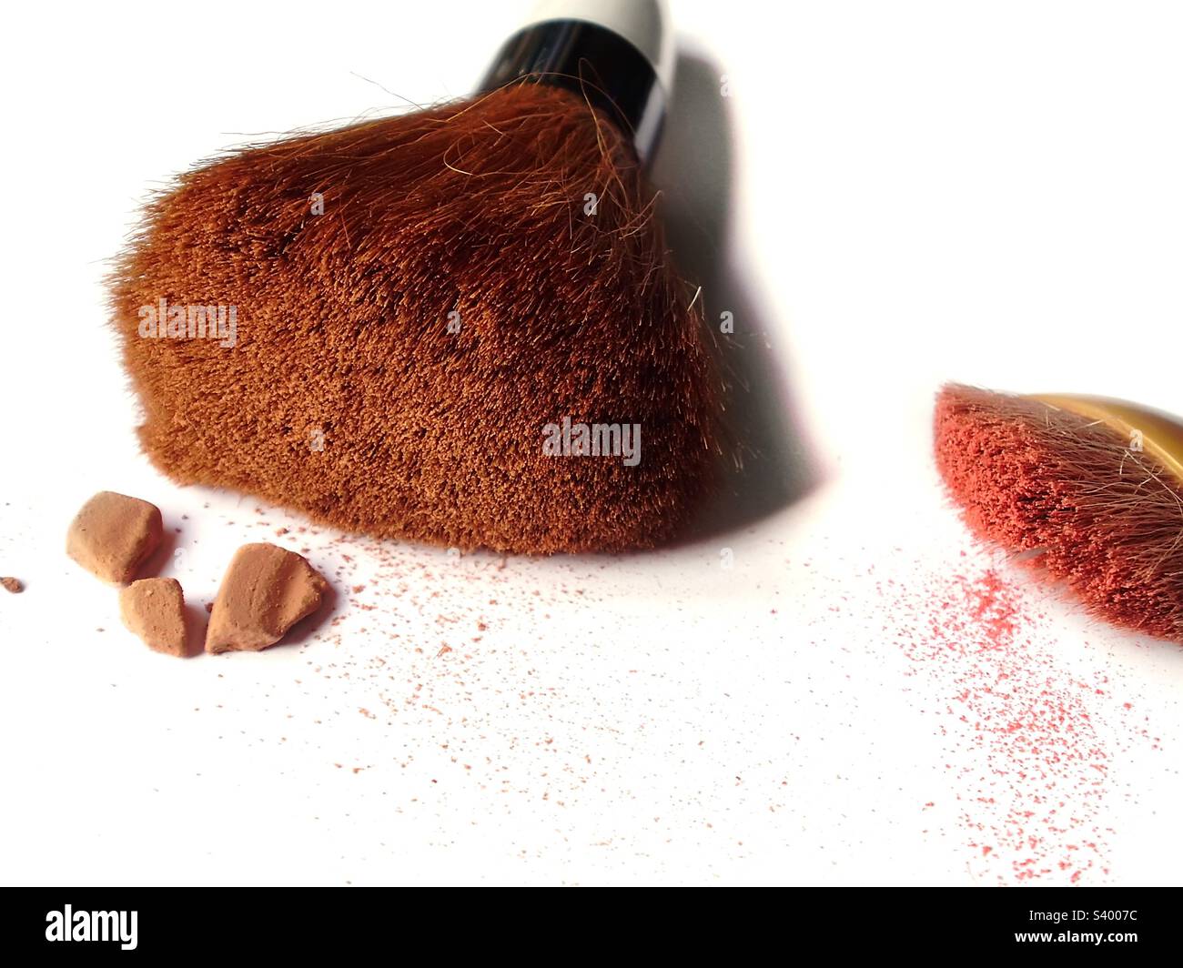 Pinsel zum Auftragen von Make-up - Smartphone-aufgenommenes Stockfoto