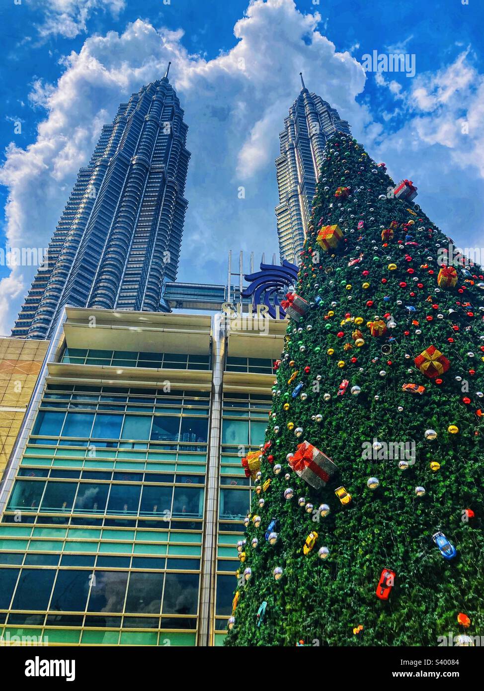 Weihnachtsbaum am KLCC mit zwei Türmen im Hintergrund in Kuala Lumpur Malaysia Stockfoto