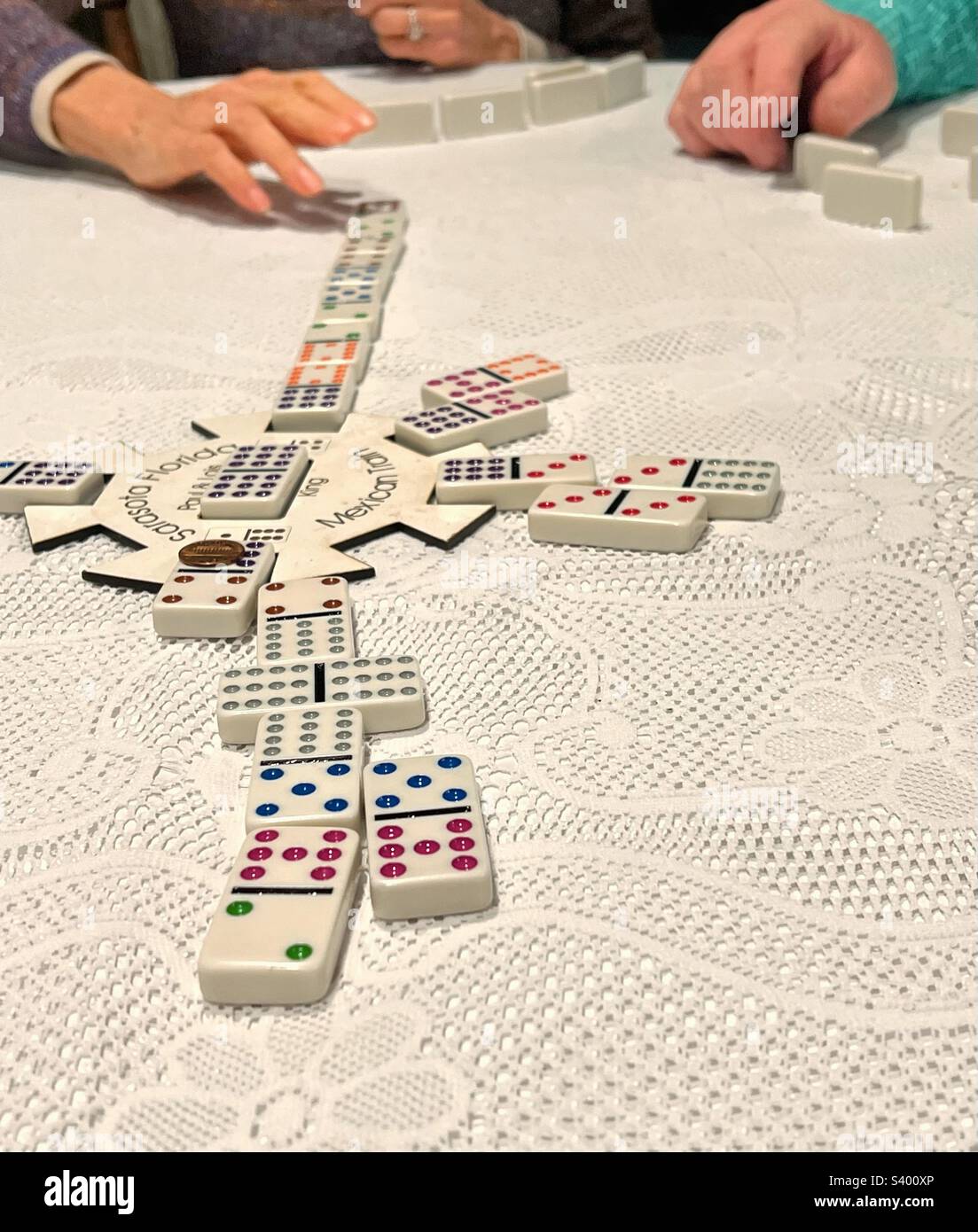 Zeit für ein Familienspiel mit Dominosteinen Stockfoto