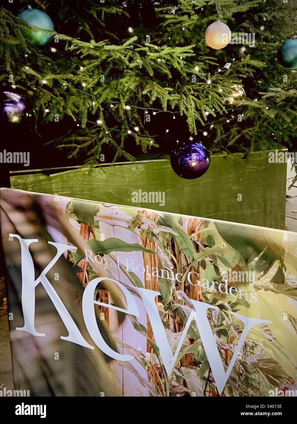Royal Botanic Gardens at Kew-Schild in der Nähe des Weihnachtsbaums mit Kugeln 2022 Stockfoto