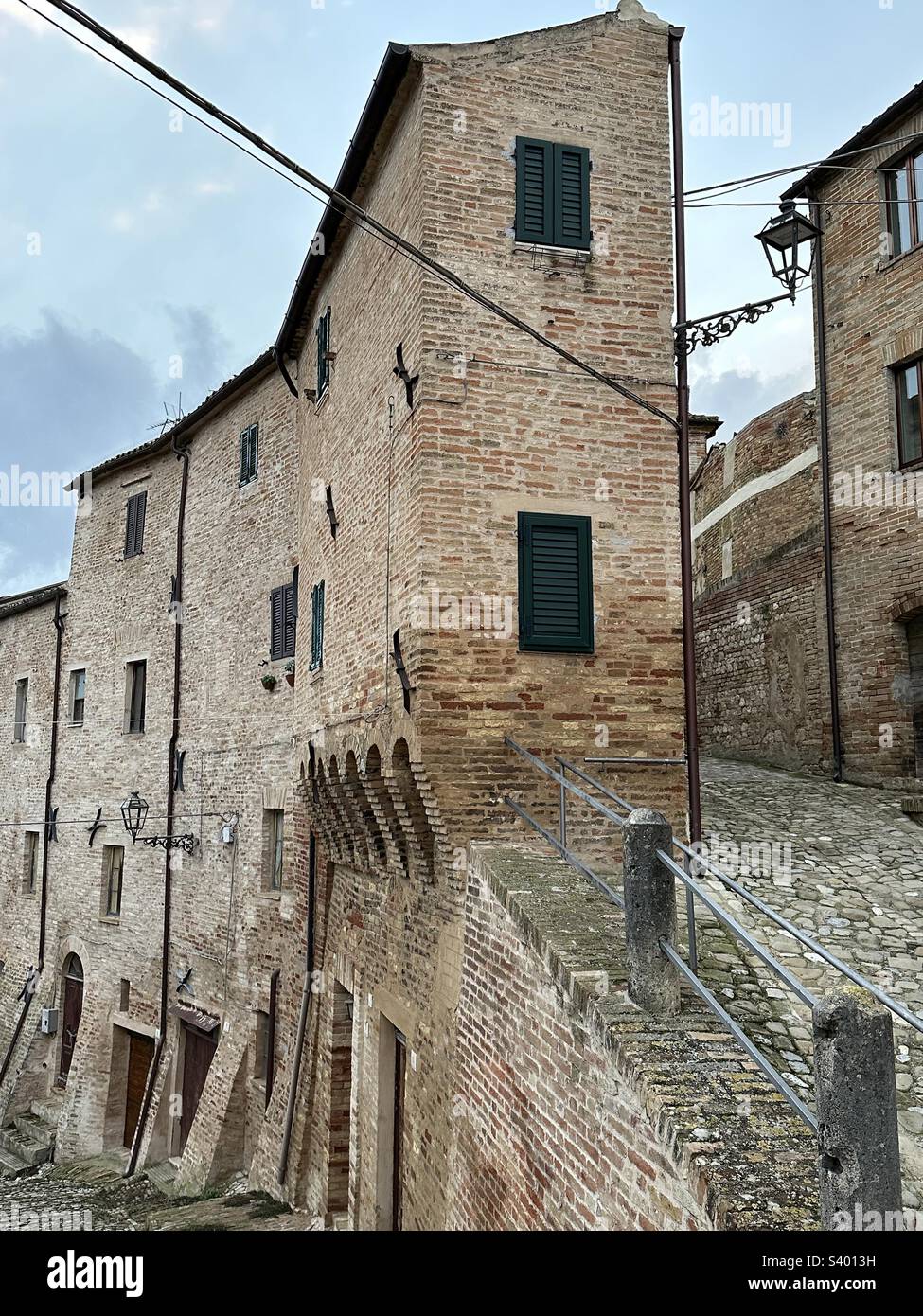 Blick auf das alte Haus im mittelalterlichen Dorf Carassai, Region Marken, Italien Stockfoto