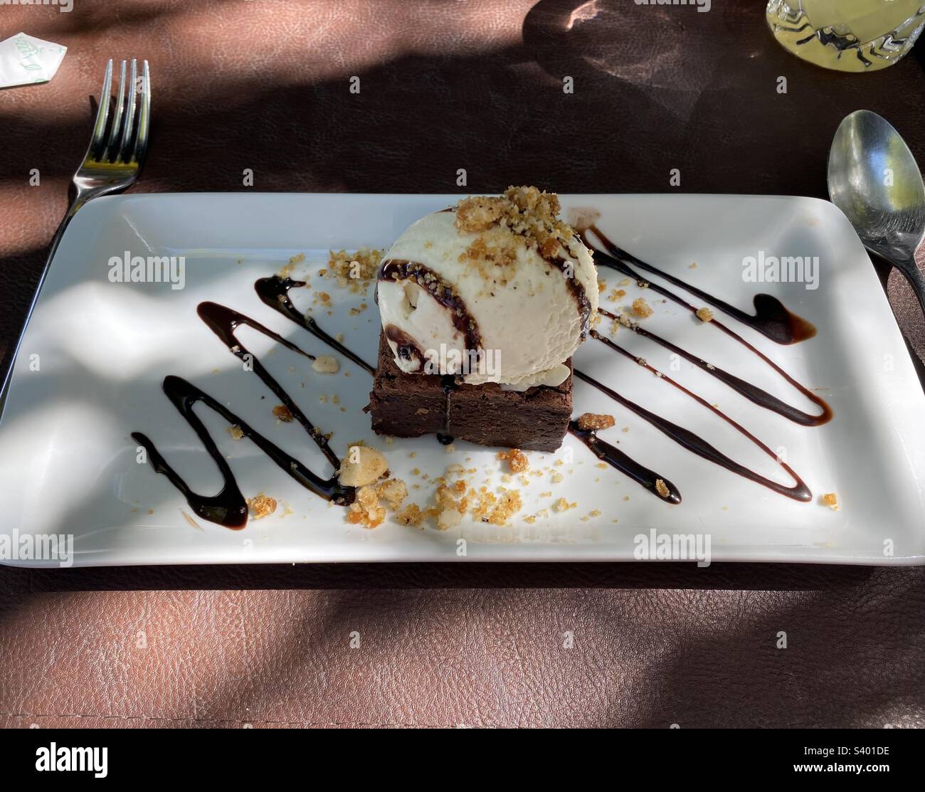 Brownie mit Eis Stockfoto