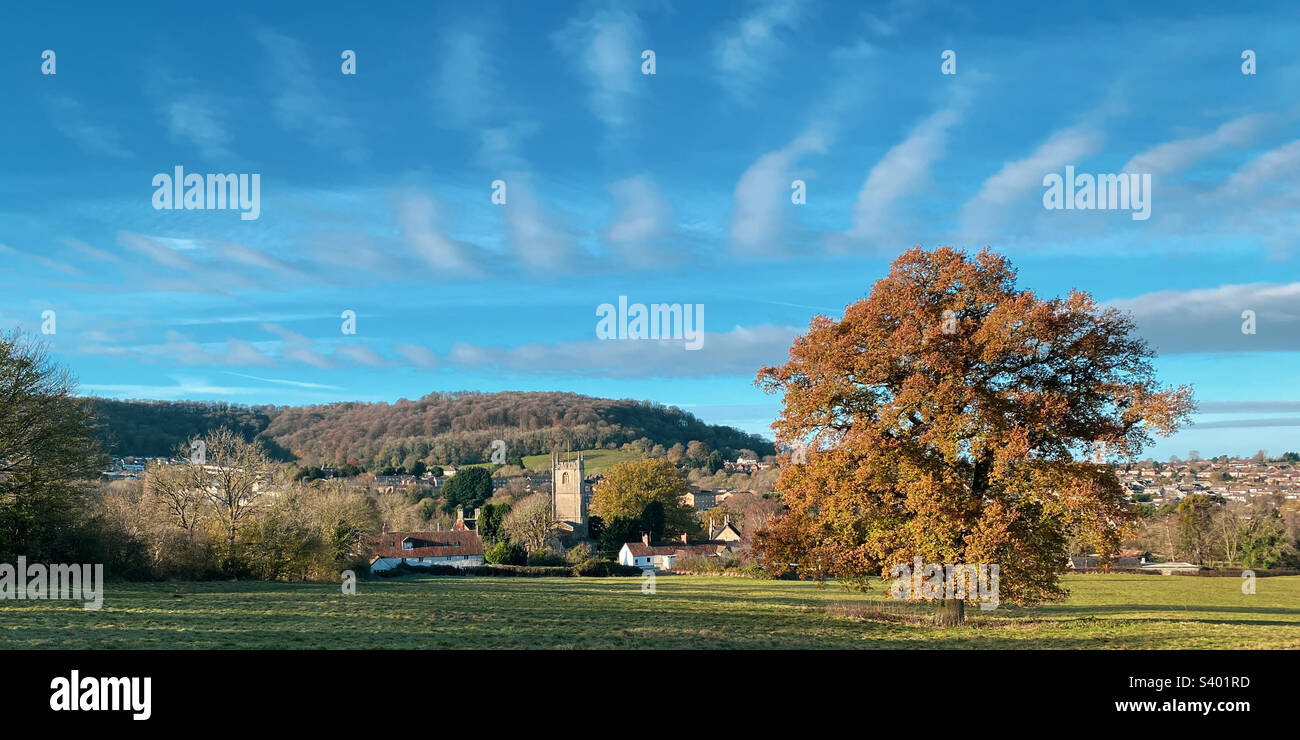 Die Farben des Spätherbstes und die atemberaubende Wolkenbildung in einer typischen Kirchenszene in Gloucestershire. Ein Mobiltelefon-Foto mit Post Processing auf einem Telefon oder Tablet. - Smartphone-aufgenommenes Stockfoto