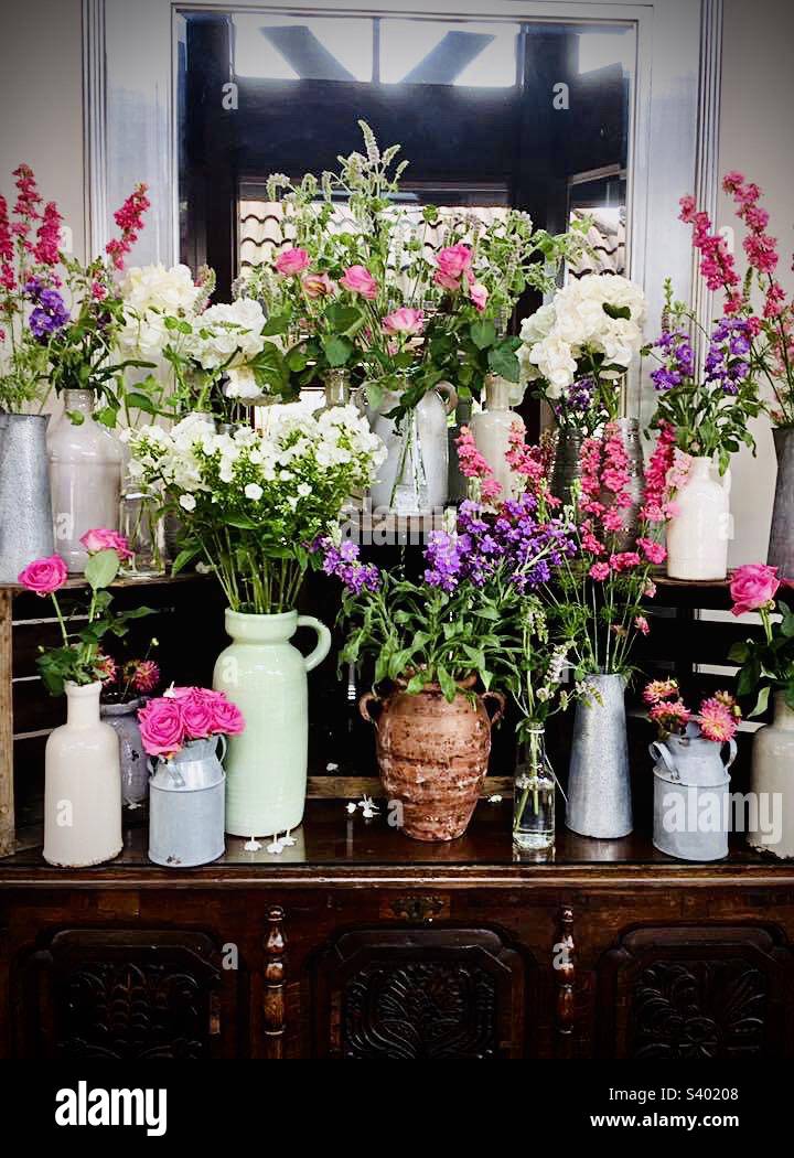 Ausstellung von Vasen und Blumen auf einem Tisch Stockfoto