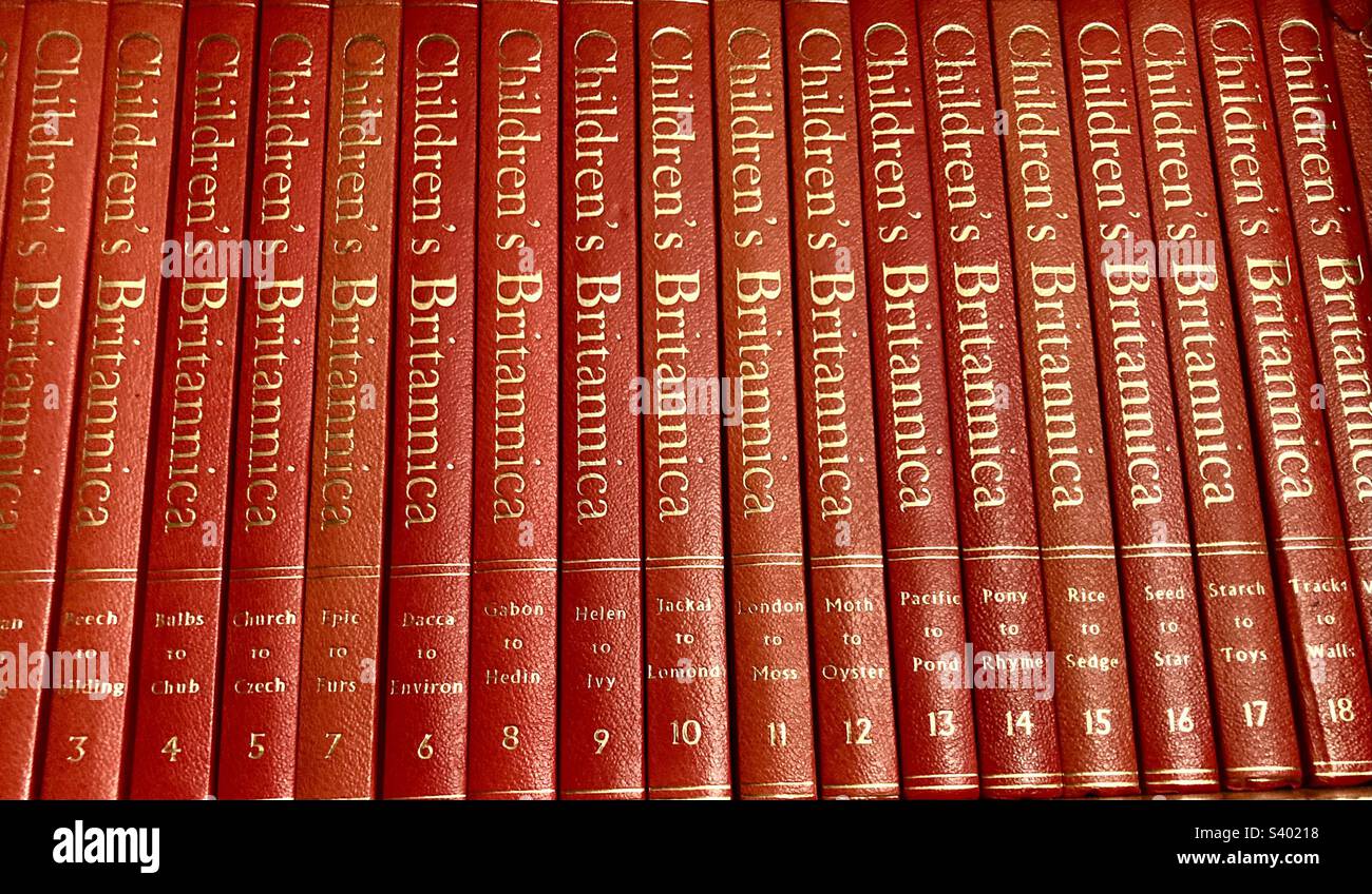 Drehort alter Britannica-Enzyklopädien aus der Nähe Stockfoto