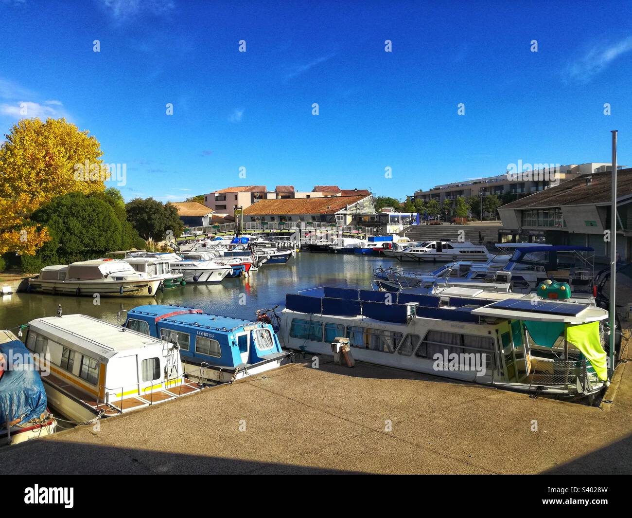 Hafen von Colombiers am Canal du Midi. Occitanie, Frankreich Stockfoto