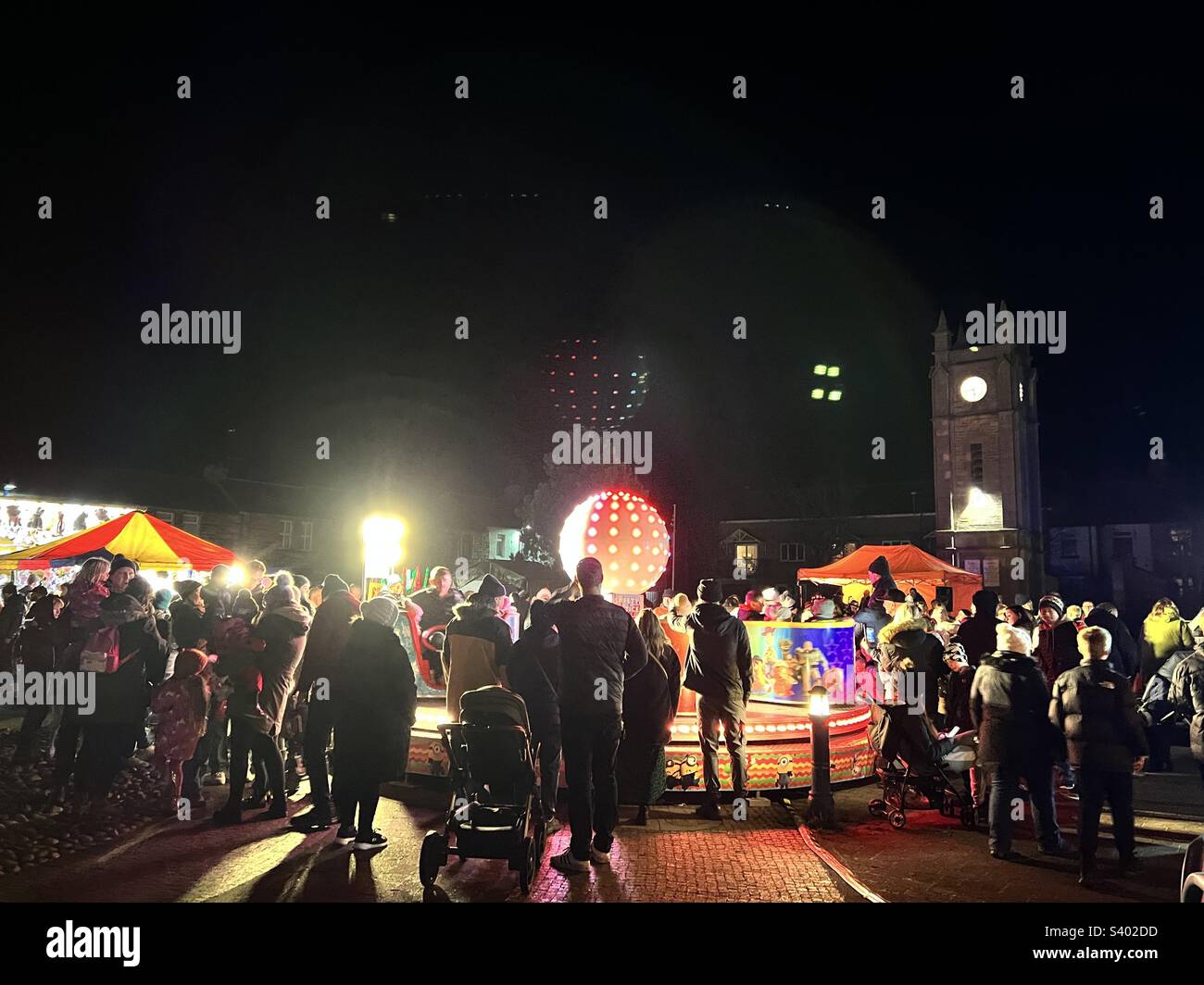 Eine Menge Leute auf einem Jahrmarkt in der Nacht Stockfoto