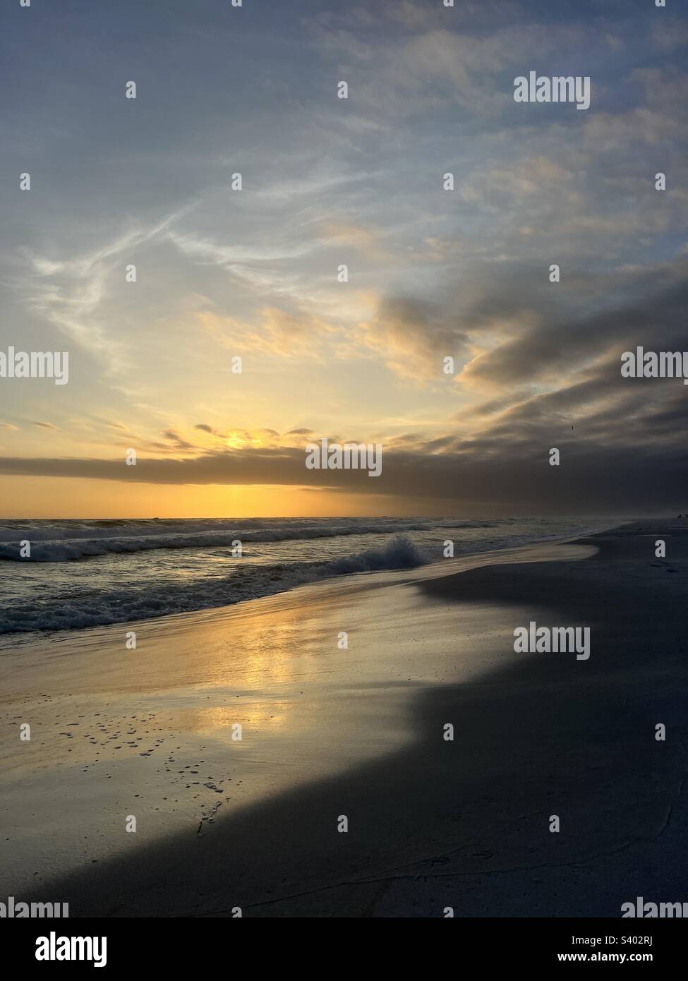 Goldener Sonnenuntergang über dem Golf von Mexiko, Florida Emerald Coast Stockfoto