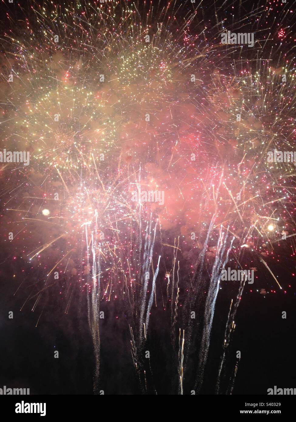 Feuerwerk erhellt den Nachthimmel, Feier zum 4. Juli, Jahresveranstaltung zum Silvesterabend, Patriotismus des Unabhängigkeitstages Stockfoto