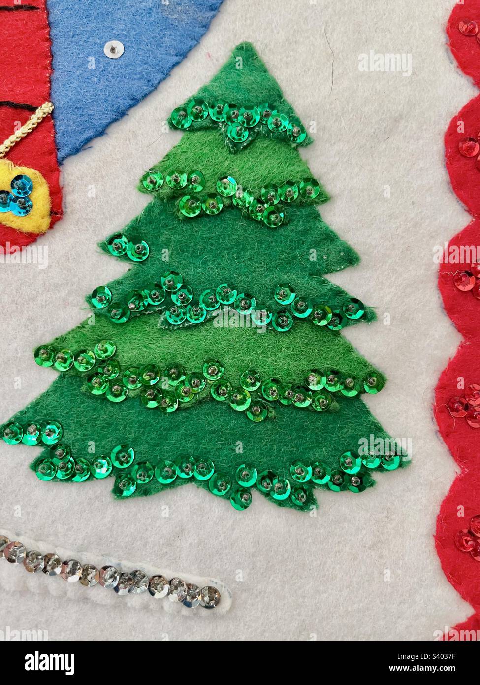 Farbenfrohes Weihnachtsbaumdesign mit Pailletten Stockfoto