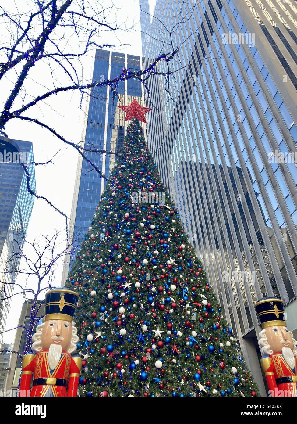 New York, New York, USA – 26. November 2022: Der Weihnachtsbaum im Fernsehsender Fox auf der Sixth Avenue (Avenue of the Americas). Wolkenkratzer im Hintergrund. Stockfoto