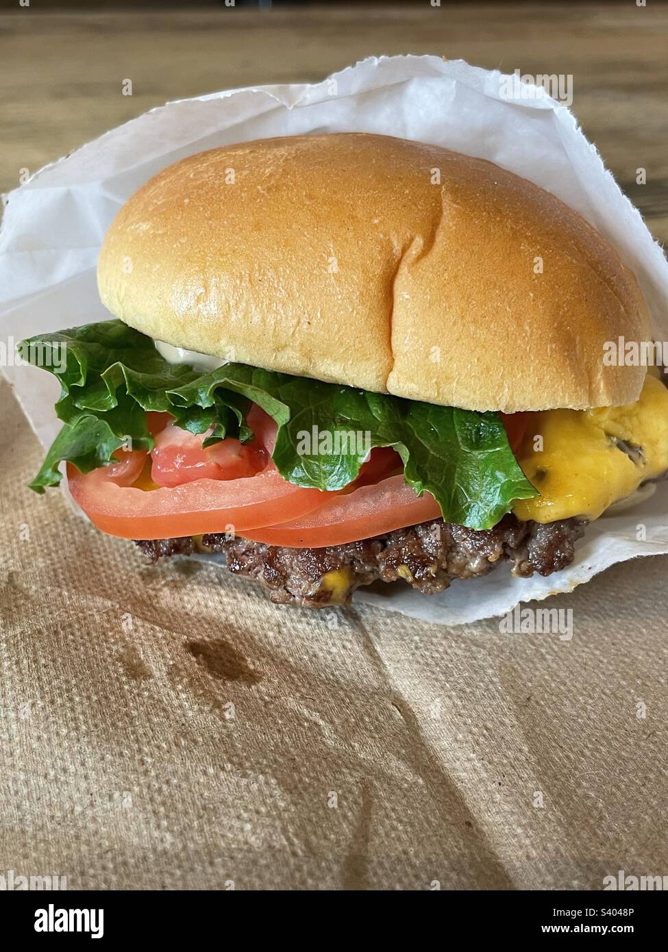 Nahaufnahme von einem cheeseburger - Smartphone-aufgenommenes Stockfoto