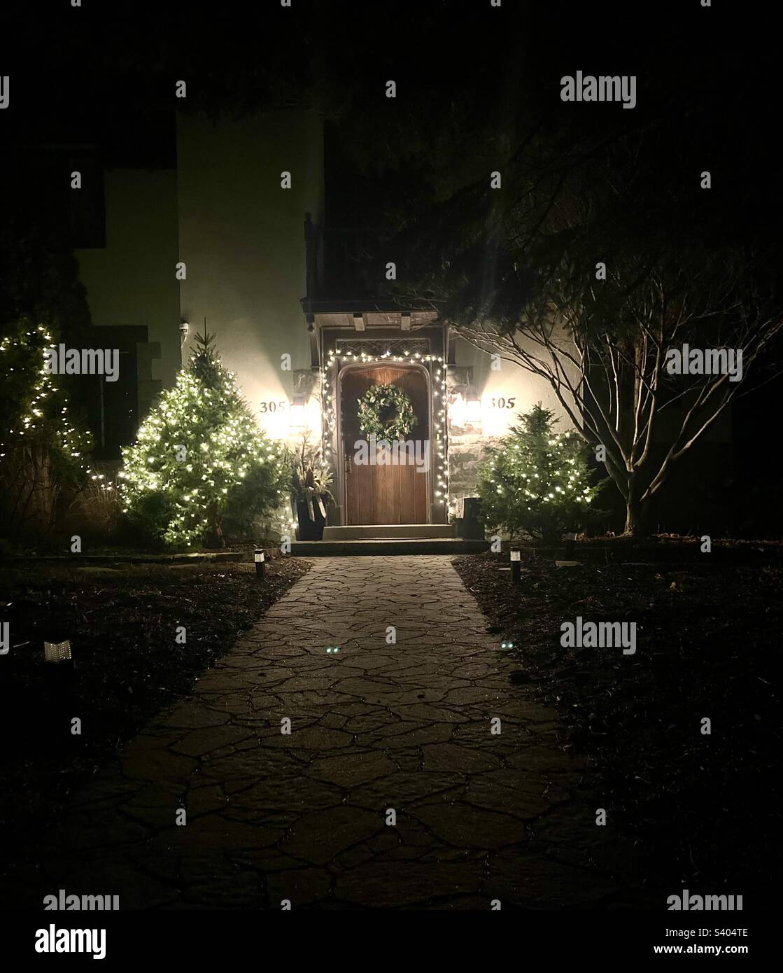 Ein Zuhause, das für Weihnachten dekoriert ist. - Smartphone-aufgenommenes Stockfoto