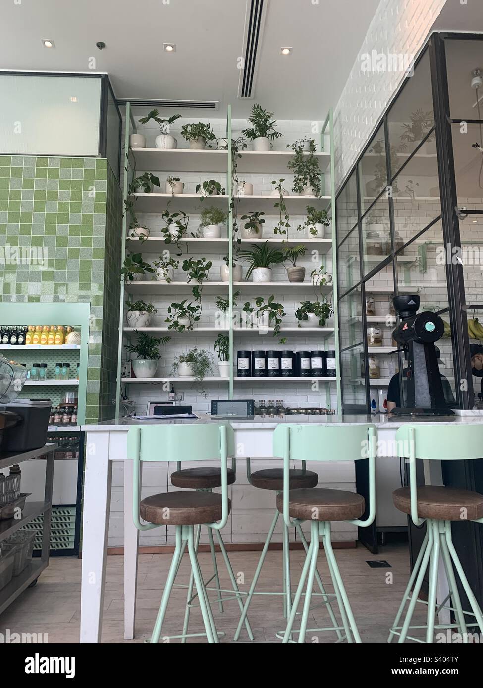 Dubai, Vereinigte Arabische Emirate - 4. Juni 2022: Im Inneren des Common Grounds Coffee Shops in JBR Stockfoto