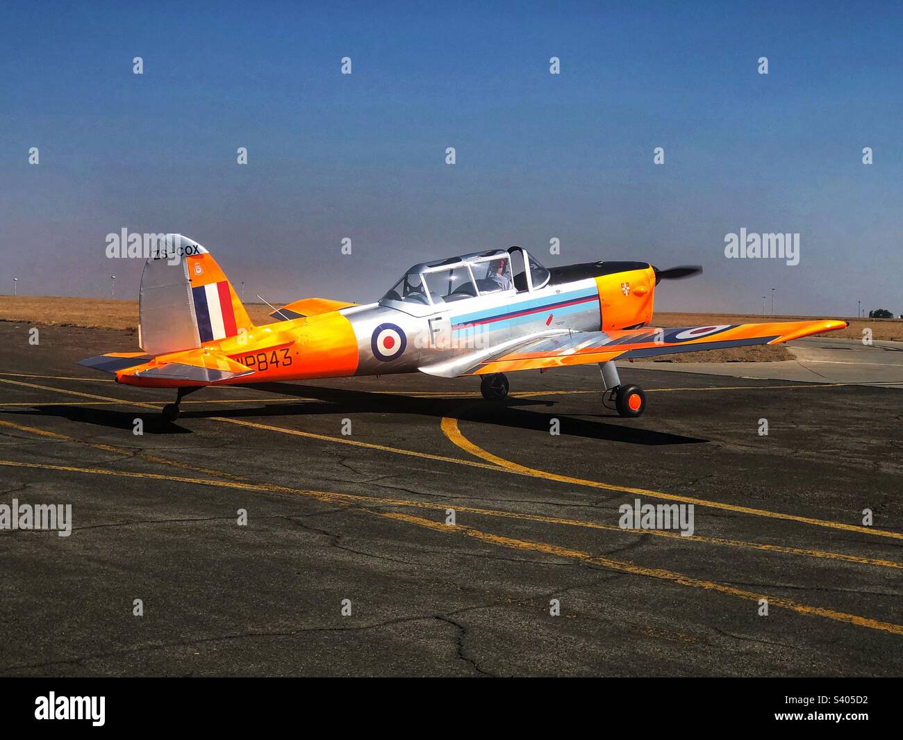 Leuchtendes Orange und Silber spitfire wird gleich auf einer Airshow in Südafrika die Startbahn runterfahren Stockfoto