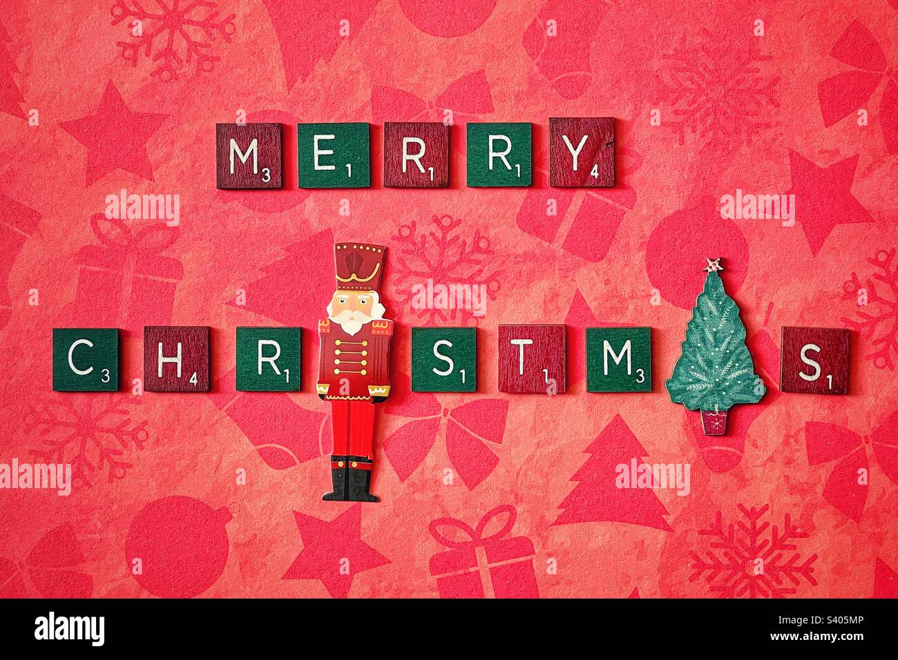 Grüne und rote Holzfliesen mit Frohe Weihnachten. Stockfoto