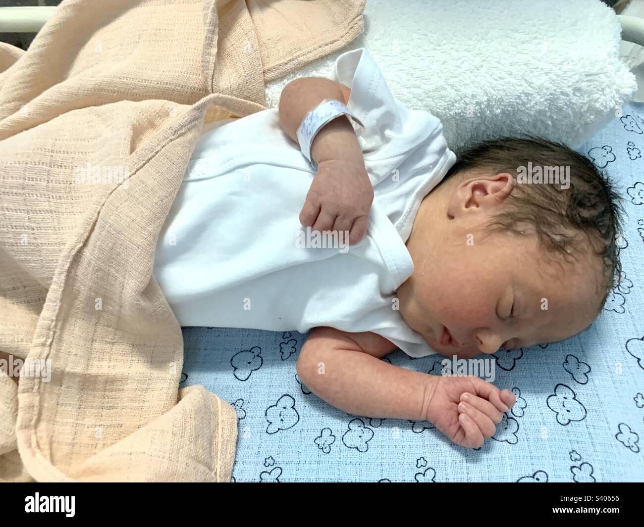 Ein Tag altes Baby schläft. Frühgeborener Stockfoto