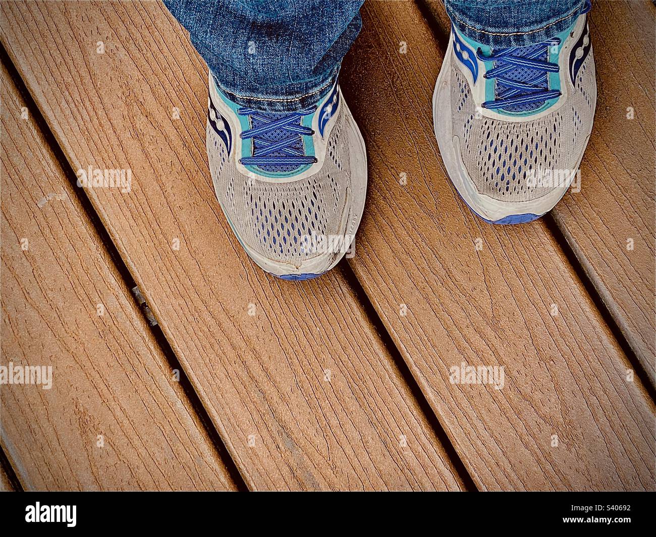 Nahaufnahme von alten Turnschuhen auf Holzterrasse Stockfoto