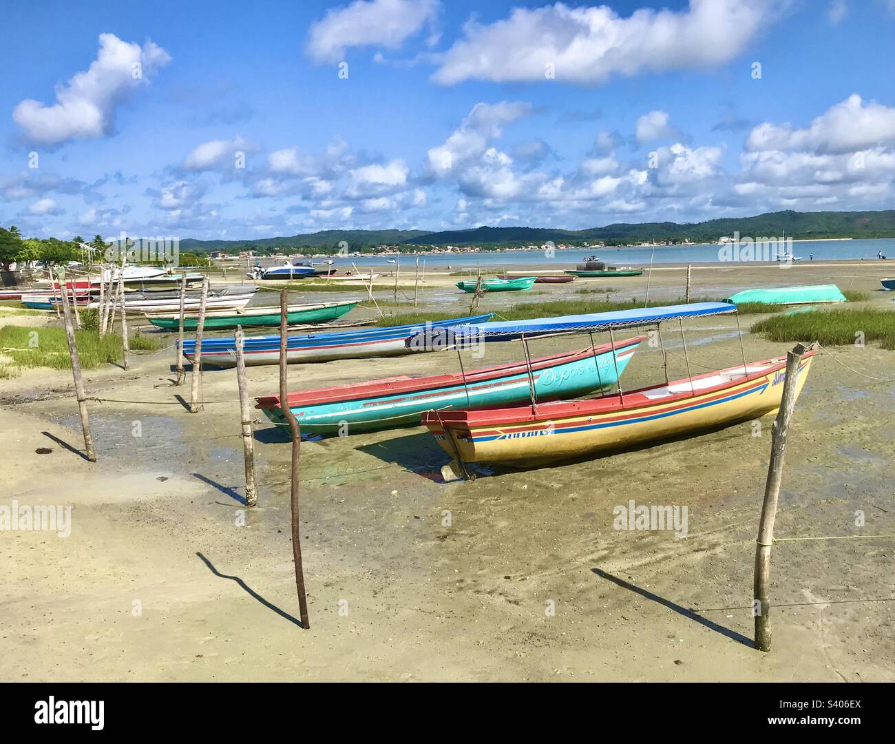 Kanus am Strand von Salinas, Bahia, Brasilien Stockfoto