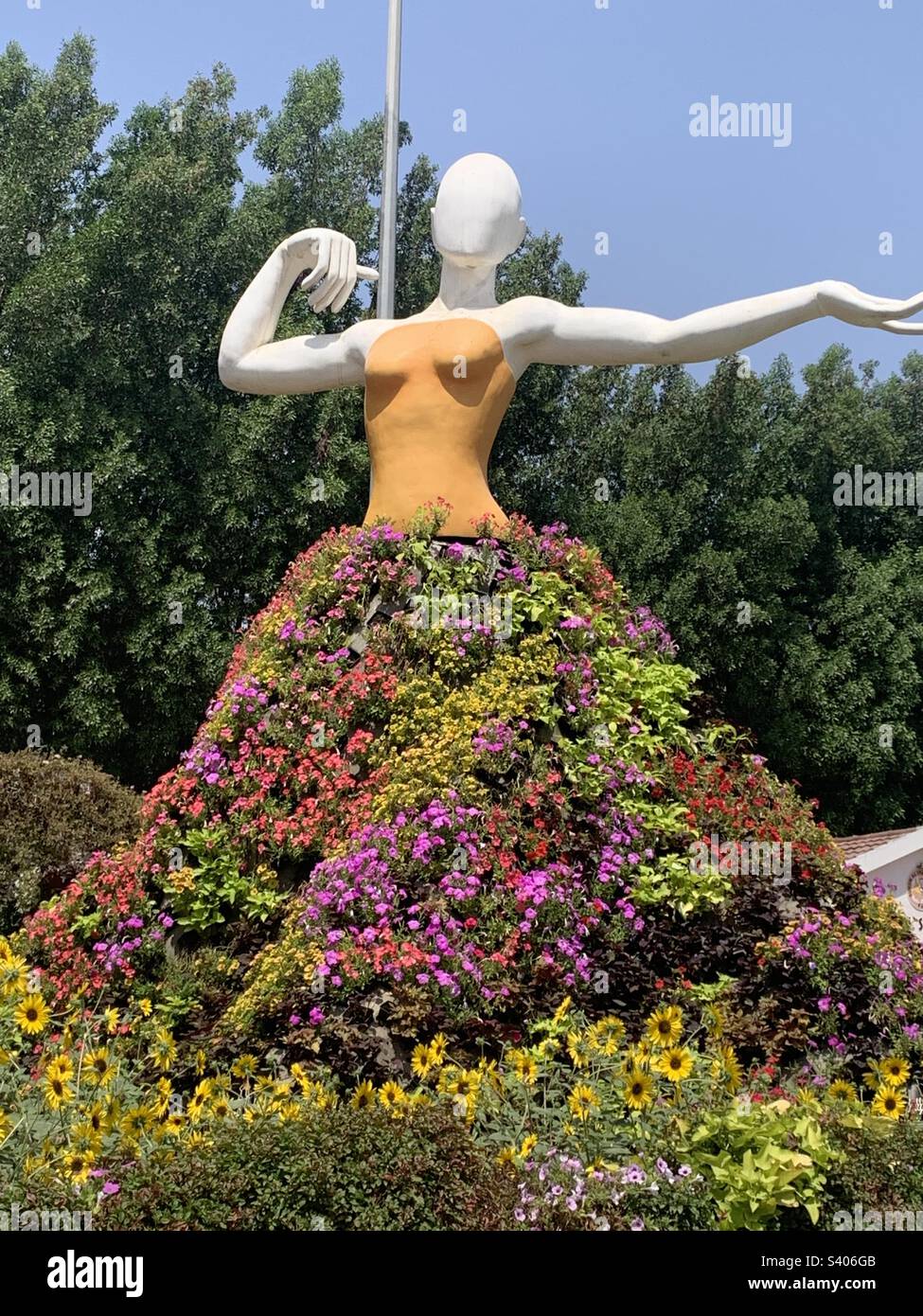 Dubai, Vereinigte Arabische Emirate - 3. Juni 2022: Blumenkreationen im Dubai Miracle Garden, dem weltweit größten natürlichen Blumengarten - Smartphone-aufgenommenes Stockfoto