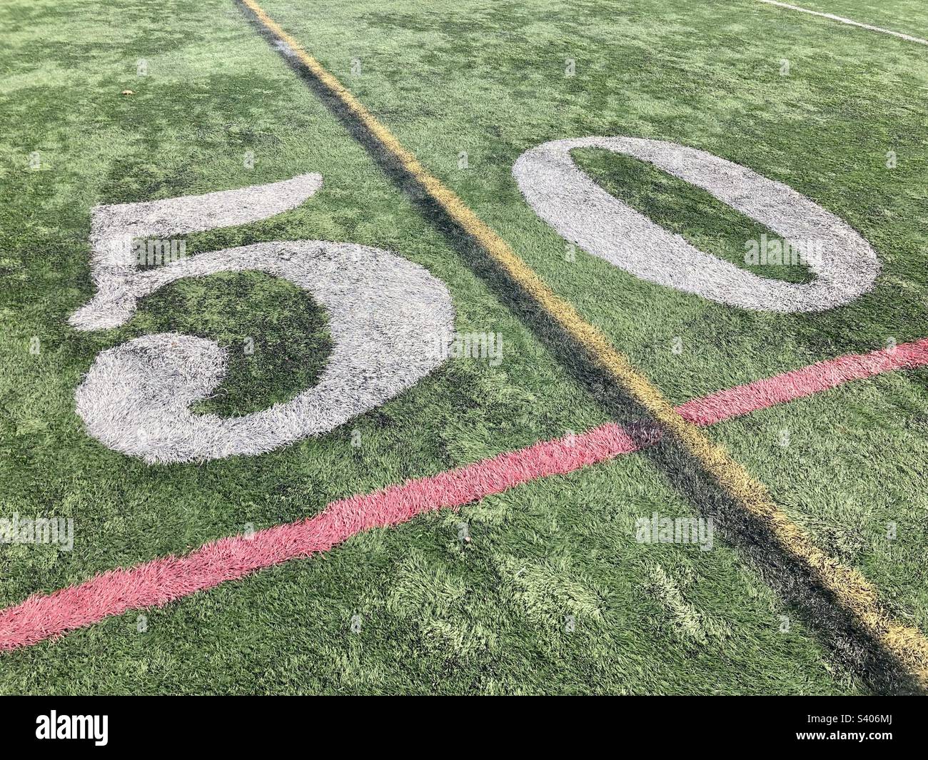 Die Nummer 50 auf einem Fußballfeld, Yard Line. - Smartphone-aufgenommenes Stockfoto