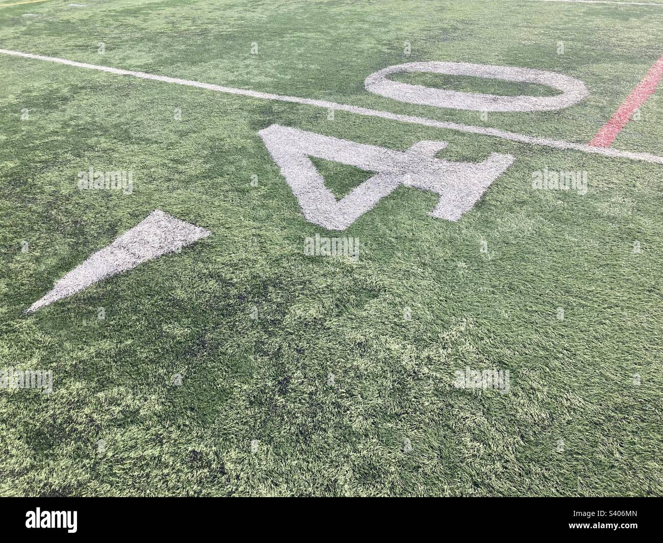 Die Nummer 40 auf Rasen, Fußballfeld mit grünem, strukturiertem Hintergrund. Die 40-Yard-Linie. - Smartphone-aufgenommenes Stockfoto
