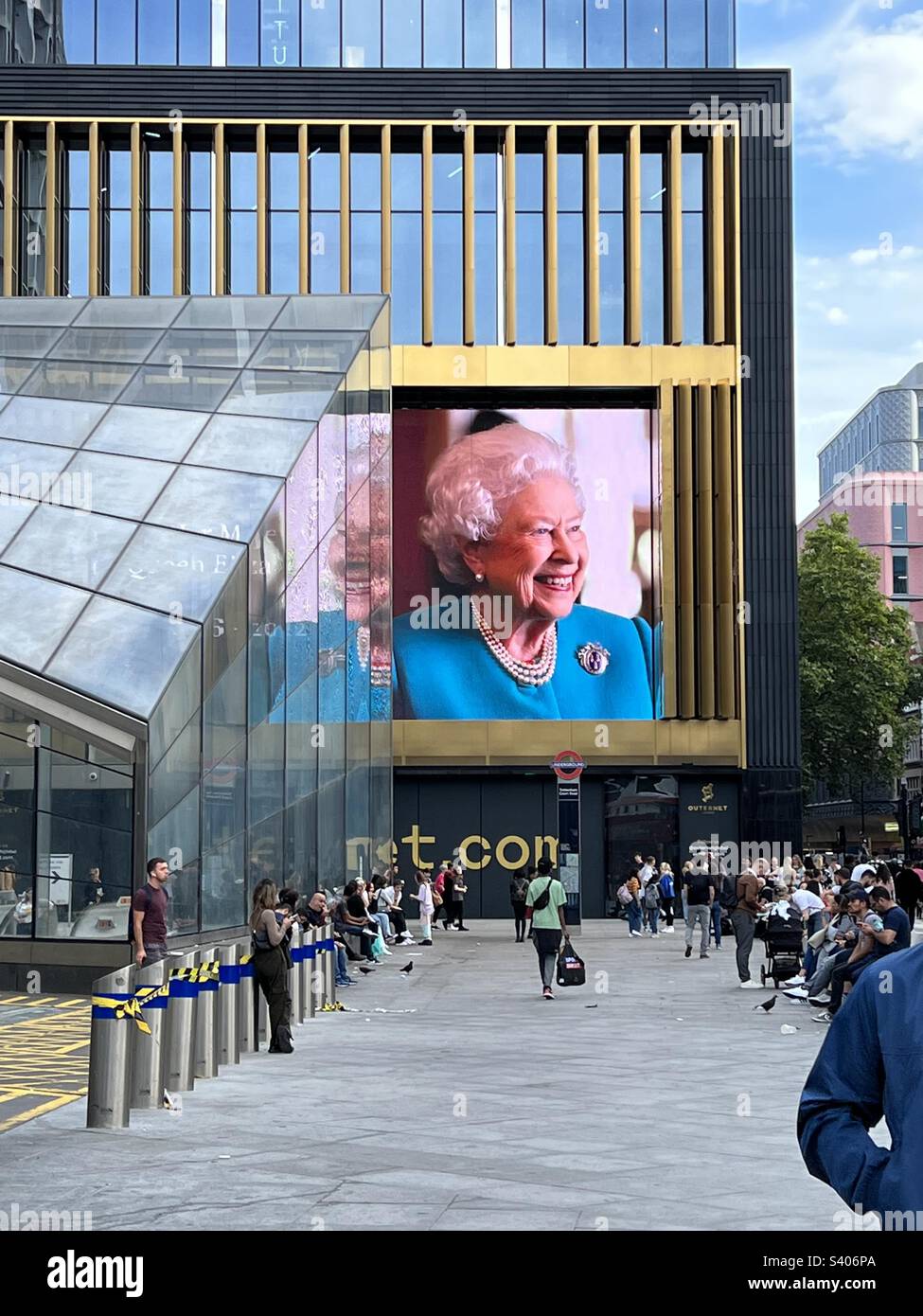 Auf der riesigen Leinwand wird das Porträt von Photo Queen Elizabeth gezeigt, als der Tod Oxford Street London ankündigte Stockfoto