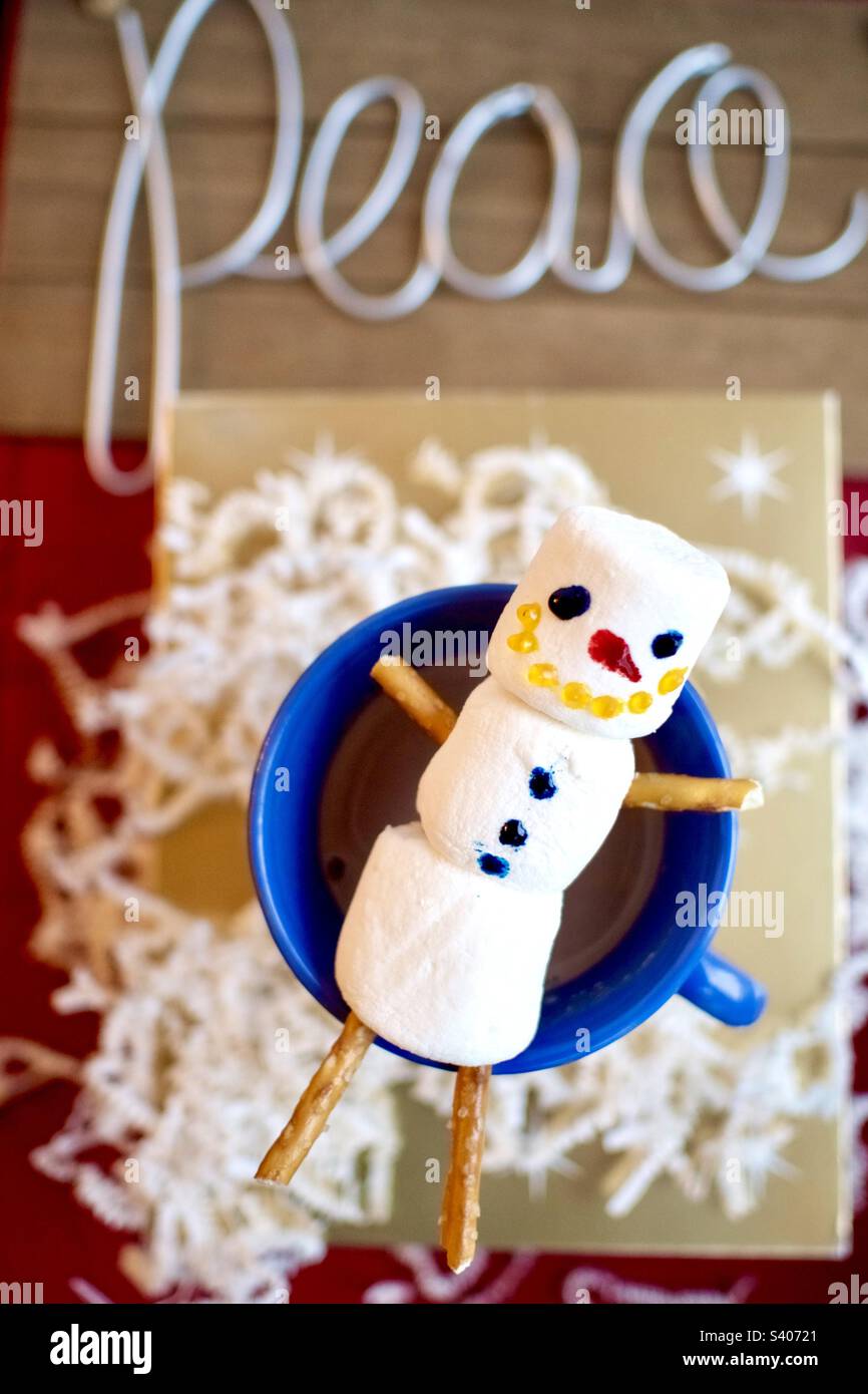 Marshmallow-Schneemann, der über einer heißen Schokoladentasse schwimmt. Feiertag, heißes Getränk Stockfoto