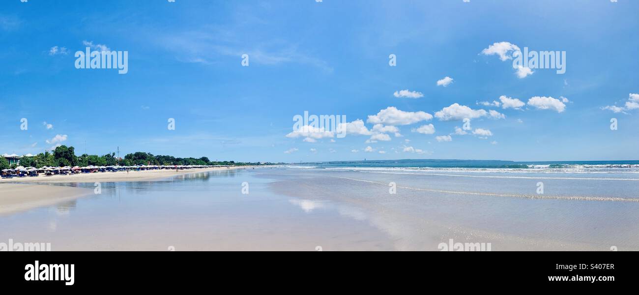Panoramablick auf den Strand von Bali in Legian Stockfoto