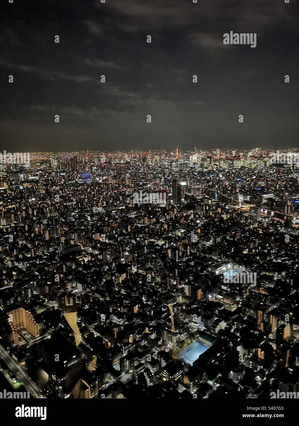 Tokio bei Nacht. Stockfoto