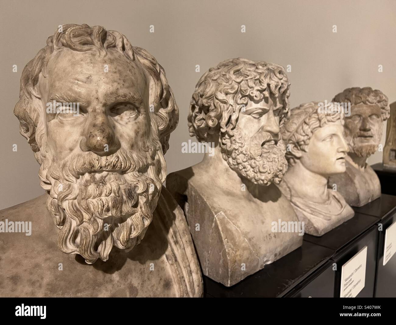 Büsten alter römischer Figuren im Nationalen Archäologischen Museum von Neapel, Italien Stockfoto