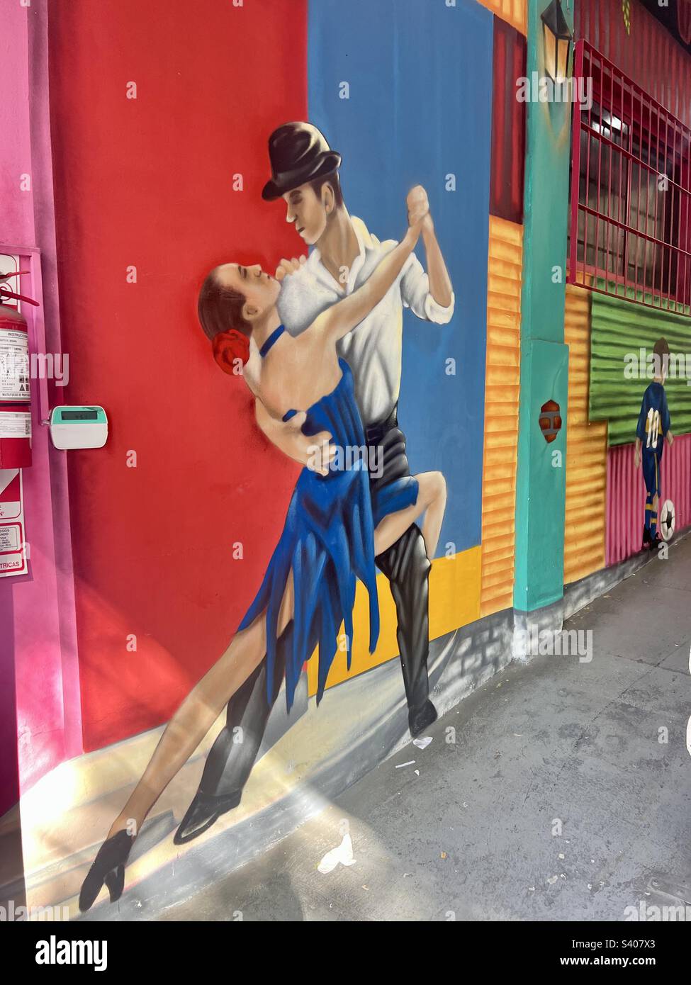 Farbenfrohe Kunst der Tangotänzer in der Nähe von La Boca, Argentinien. Stockfoto