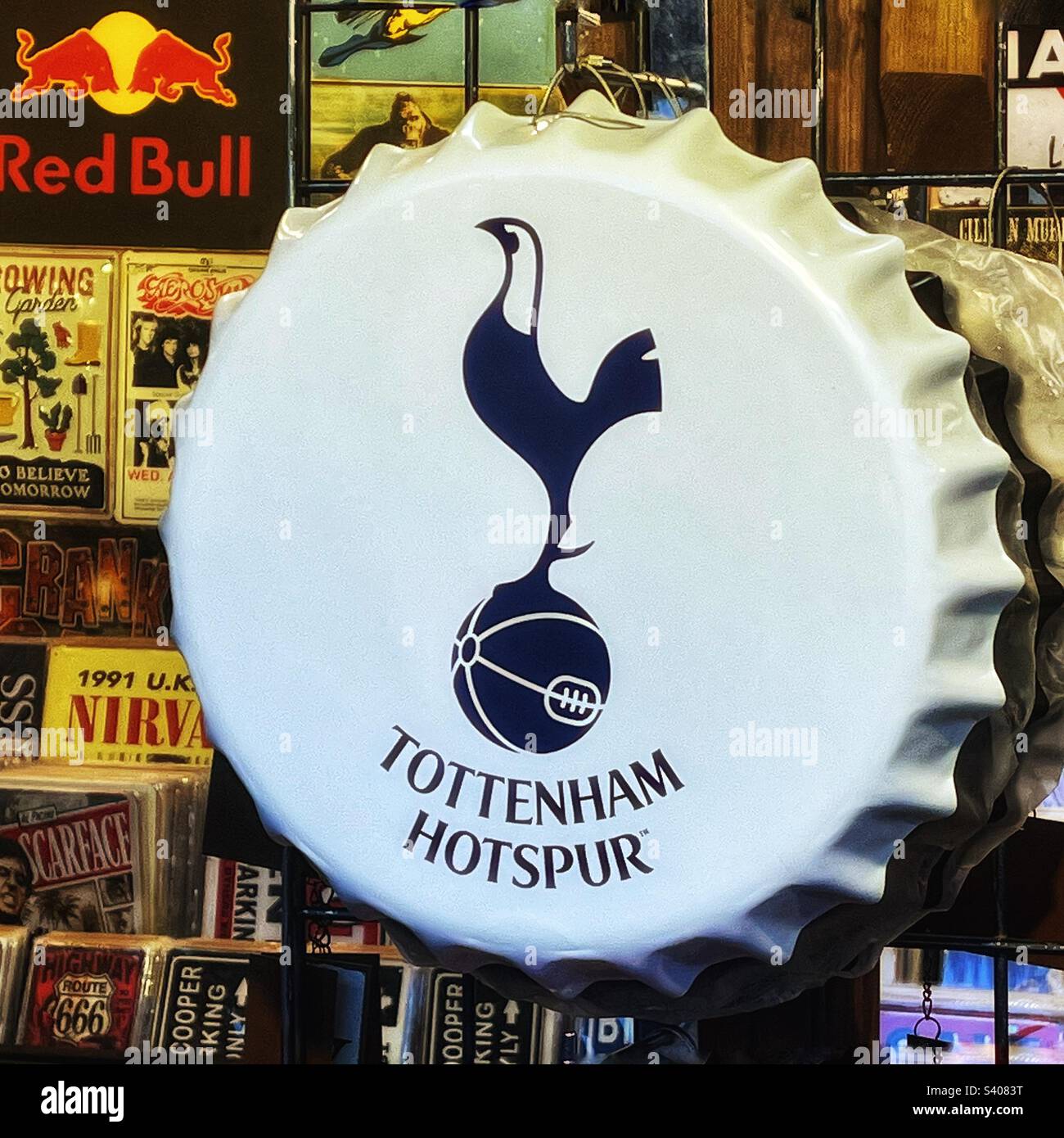 Tottenham Hotspur Football Club-Abzeichen auf einem riesigen Flaschenaufsatz in einem Verkaufsstand am Trafalgar Square in London, der Rekorde verkauft Stockfoto