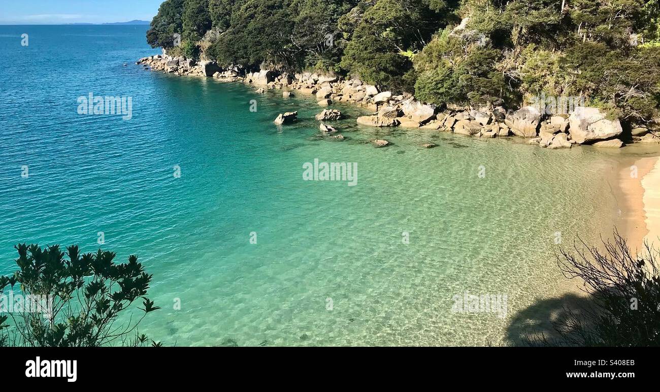 Strand weißes Sand klares Wasser - Smartphone-aufgenommenes Stockfoto