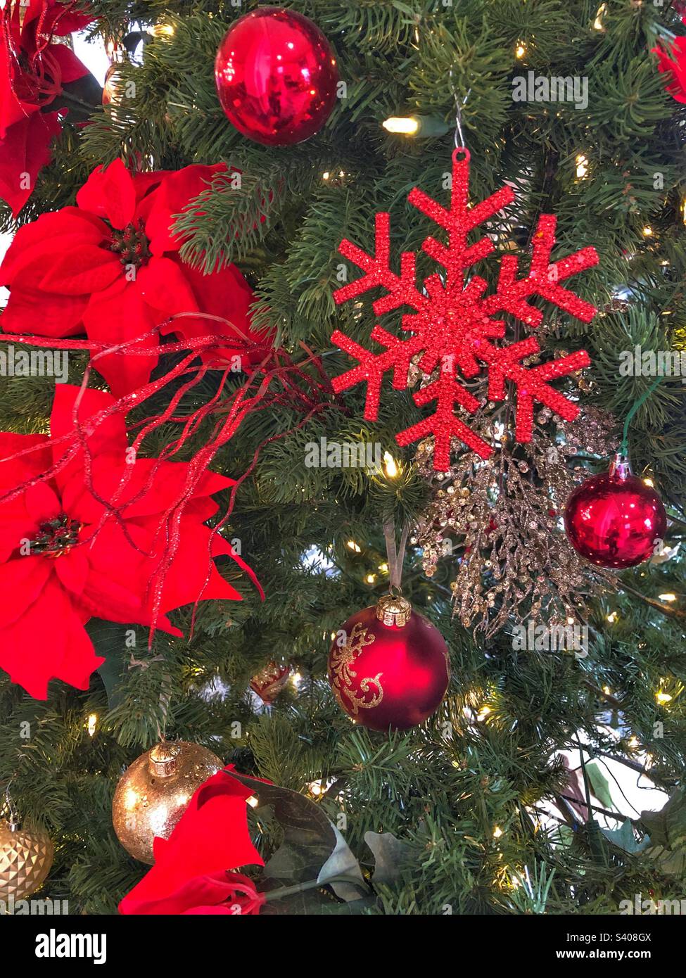 Rote Weihnachtsbaumschmuck. Stockfoto