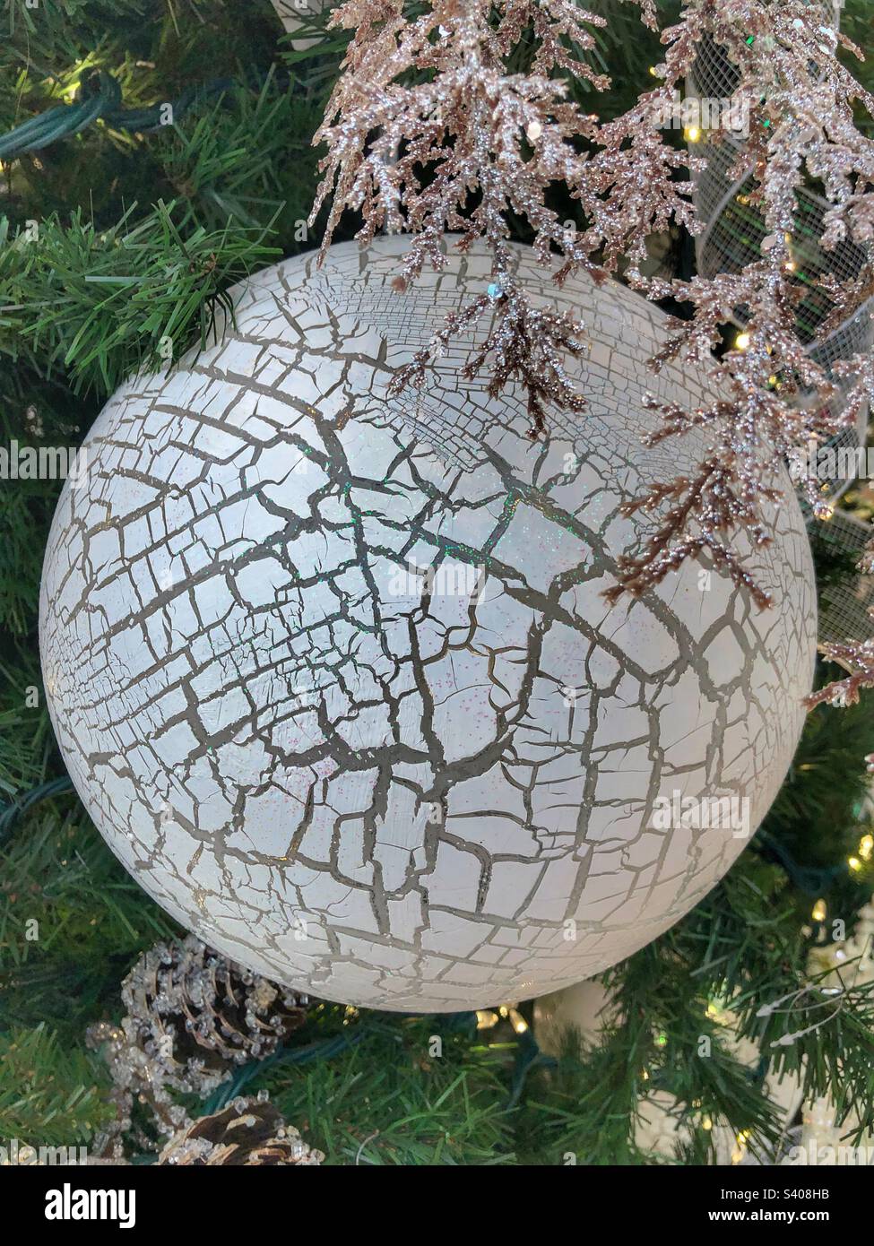 Ein Kristall-Weihnachtsbaumschmuck. - Smartphone-aufgenommenes Stockfoto