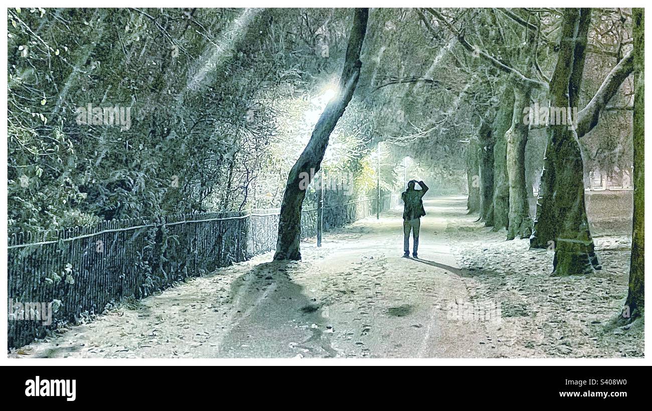 Mann im Schnee. - Smartphone-aufgenommenes Stockfoto