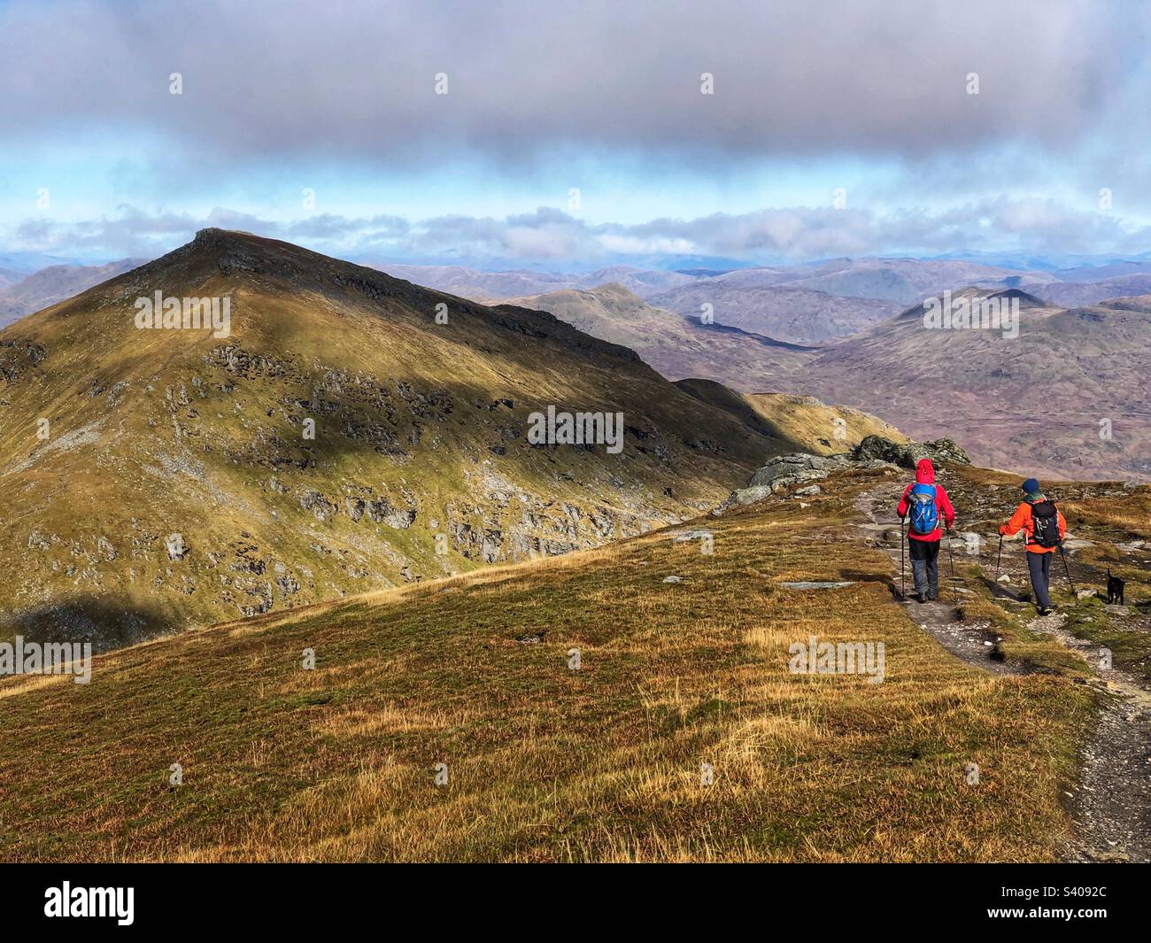 Wanderungen auf dem Gipfel des Munro Stob Binnein mit Blick auf den angrenzenden Gipfel des Ben More, Crianlarich Scotland Stockfoto