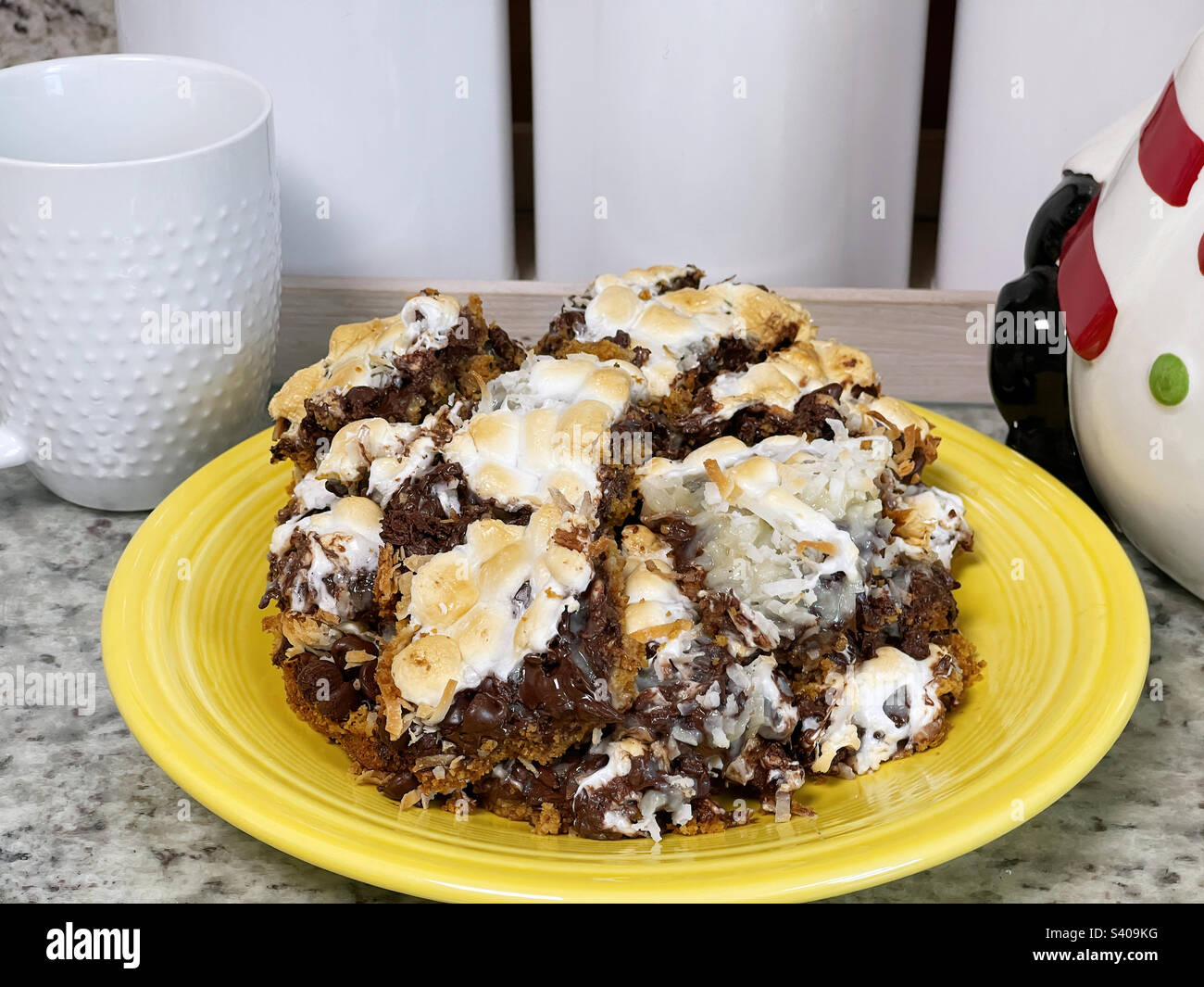 Hausgemachte Magic Cookie Bars ist ein besonderes Weihnachtsdessert. Garniert mit Marshmallows. Stockfoto