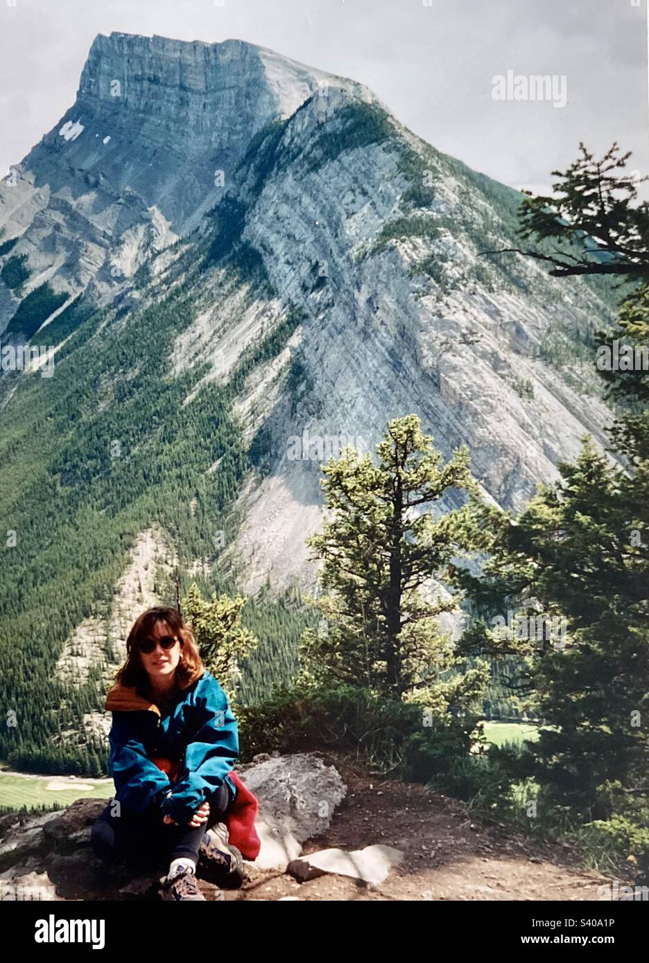 Auf dem Gipfel des Tunnelbergs mit Rundle 1 Berggipfel im Hintergrund. Banff-Nationalpark. Stockfoto