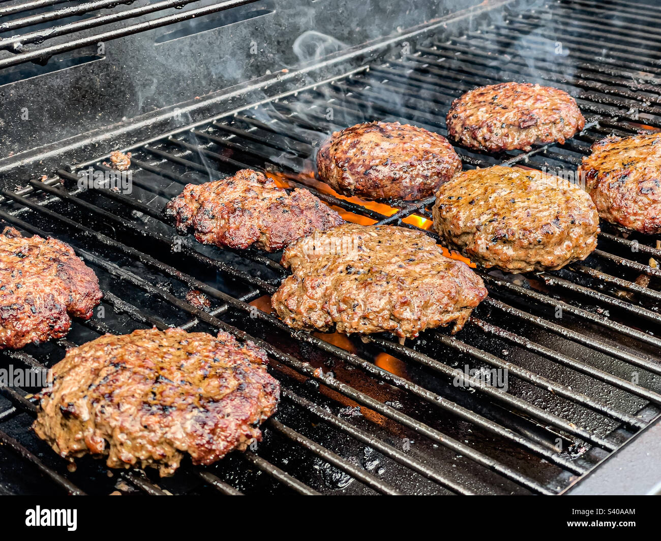Burger auf gasbetriebenem Grill - Smartphone-aufgenommenes Stockfoto