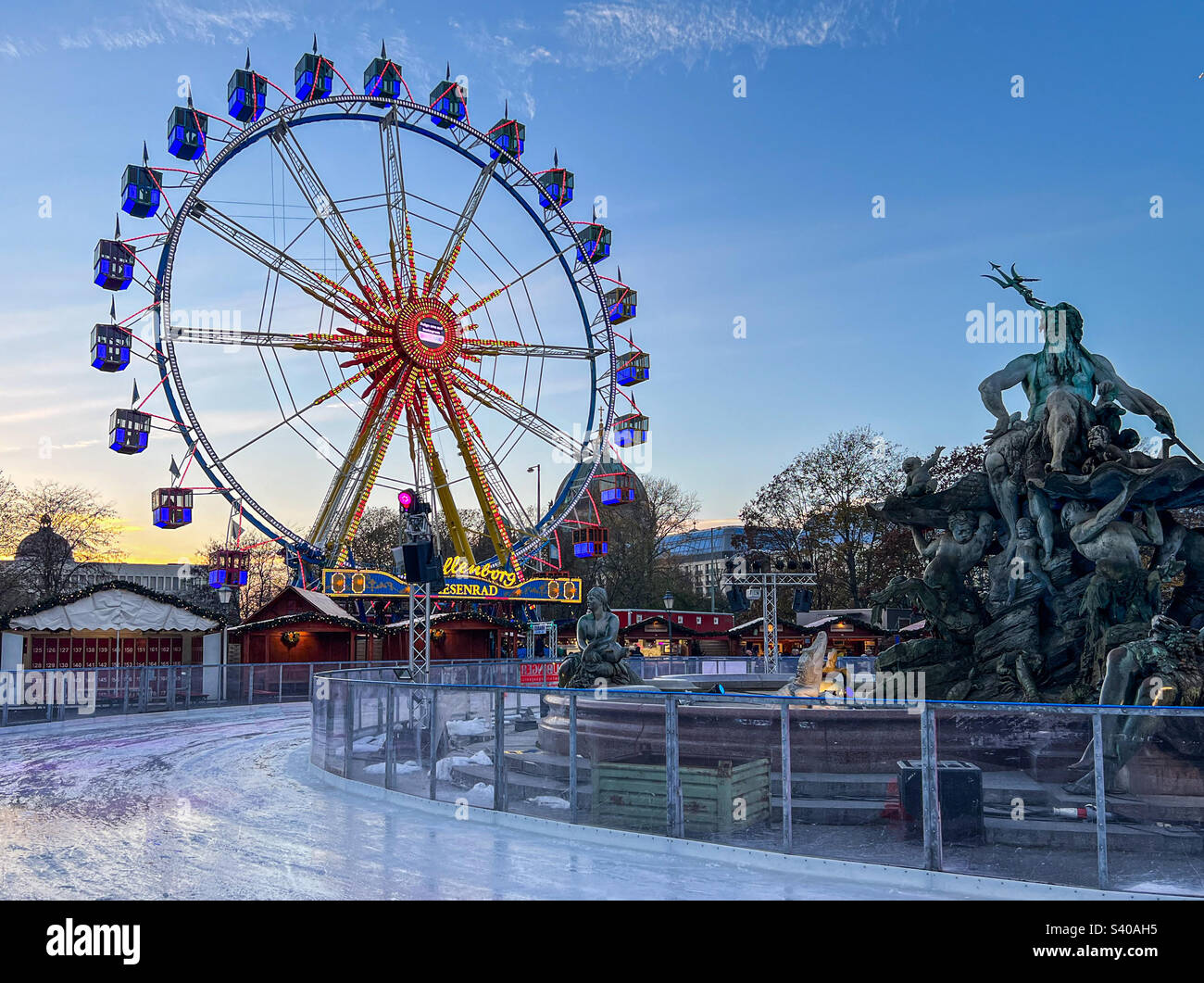 Weihnachtsmarkt mit Riesenrad. Neptunbrunnen & Eislaufbahn, Alexanderplatz, Mitte, Berlin Stockfoto