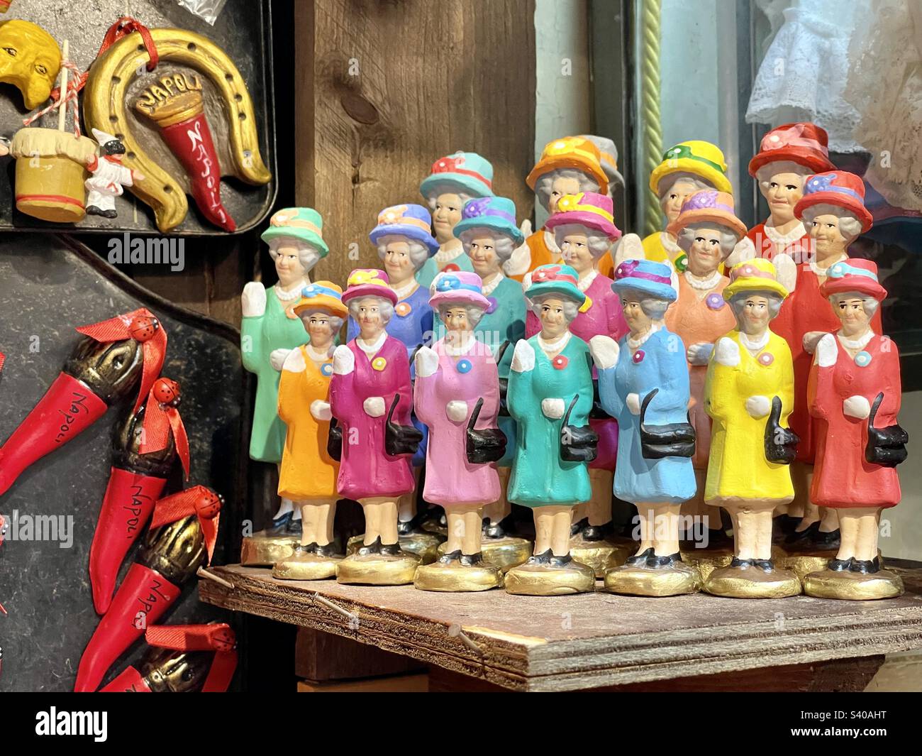 Queen Elizabeth Krippenfigur, Neapel, Via San Gregorio Armeno eine malerische Gasse im Herzen der Stadt - Smartphone-aufgenommenes Stockfoto