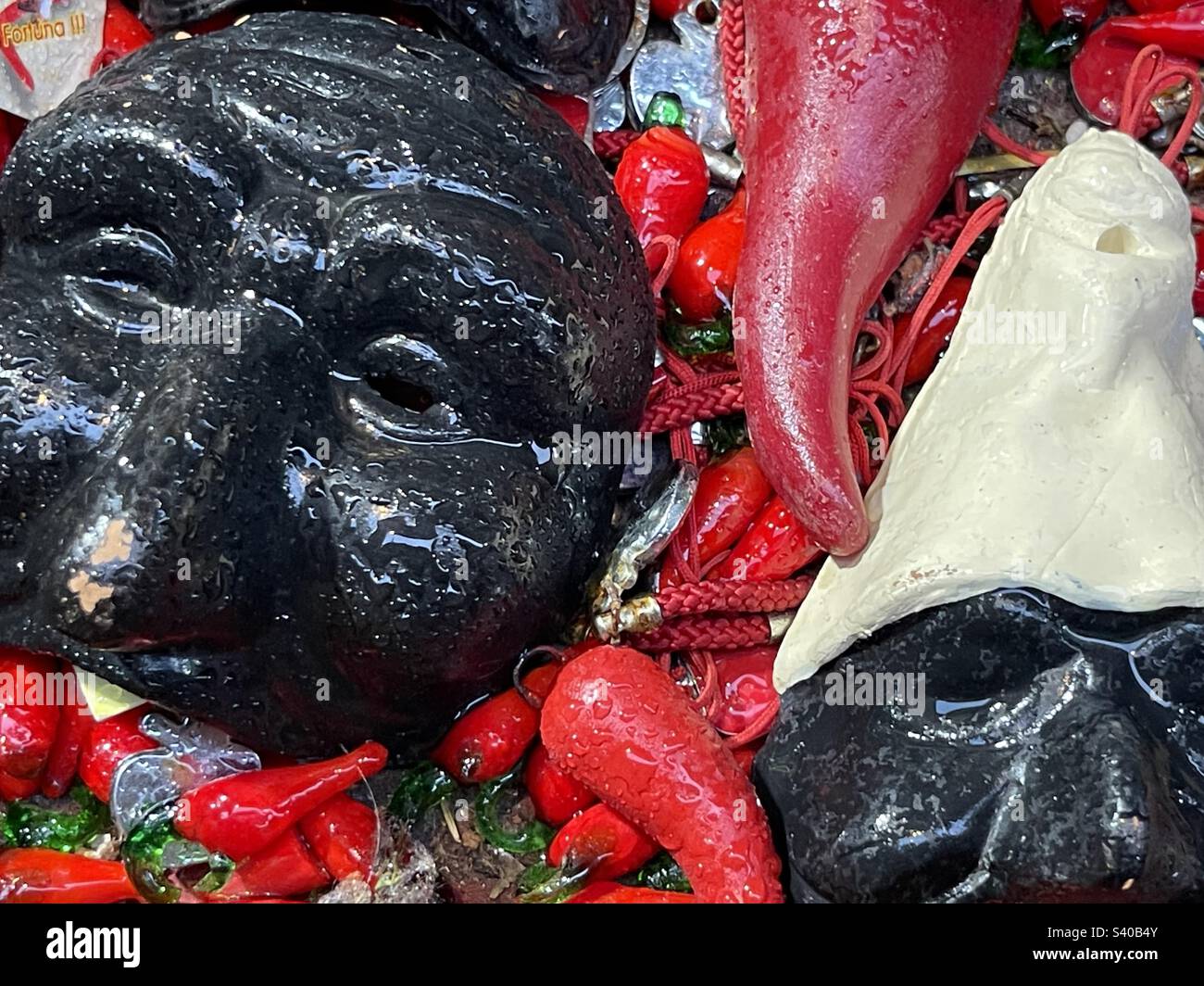 Aberglaube und böses Auge hatten Figuren, Neapel, Via San Gregorio Armeno, zu einer malerischen Gasse im Herzen der Stadt gemacht - Smartphone-aufgenommenes Stockfoto
